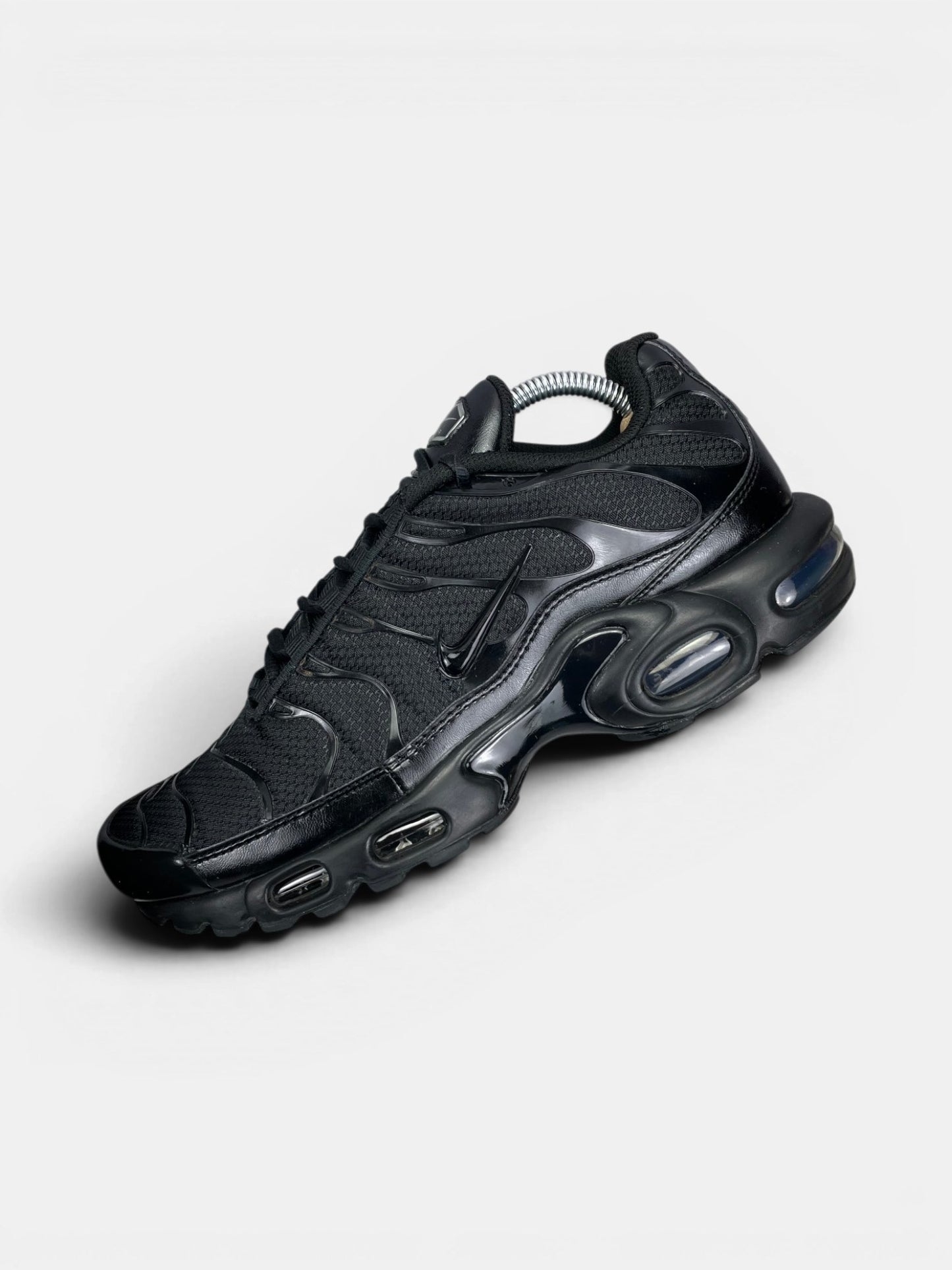 Nike Air Max Plus Triple Black — buty sportowe męskie w bardzo dobrym stanie rozmiar 43, zewnętrzny panel lewego buta