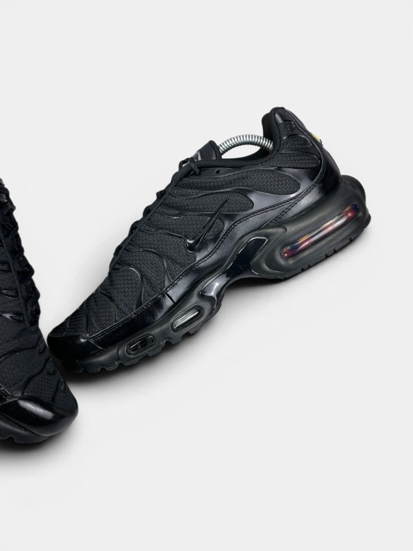 Nike Air Max Plus Triple Black — buty sportowe męskie w bardzo dobrym stanie rozmiar 43, wewnętrzny panel prawego buta