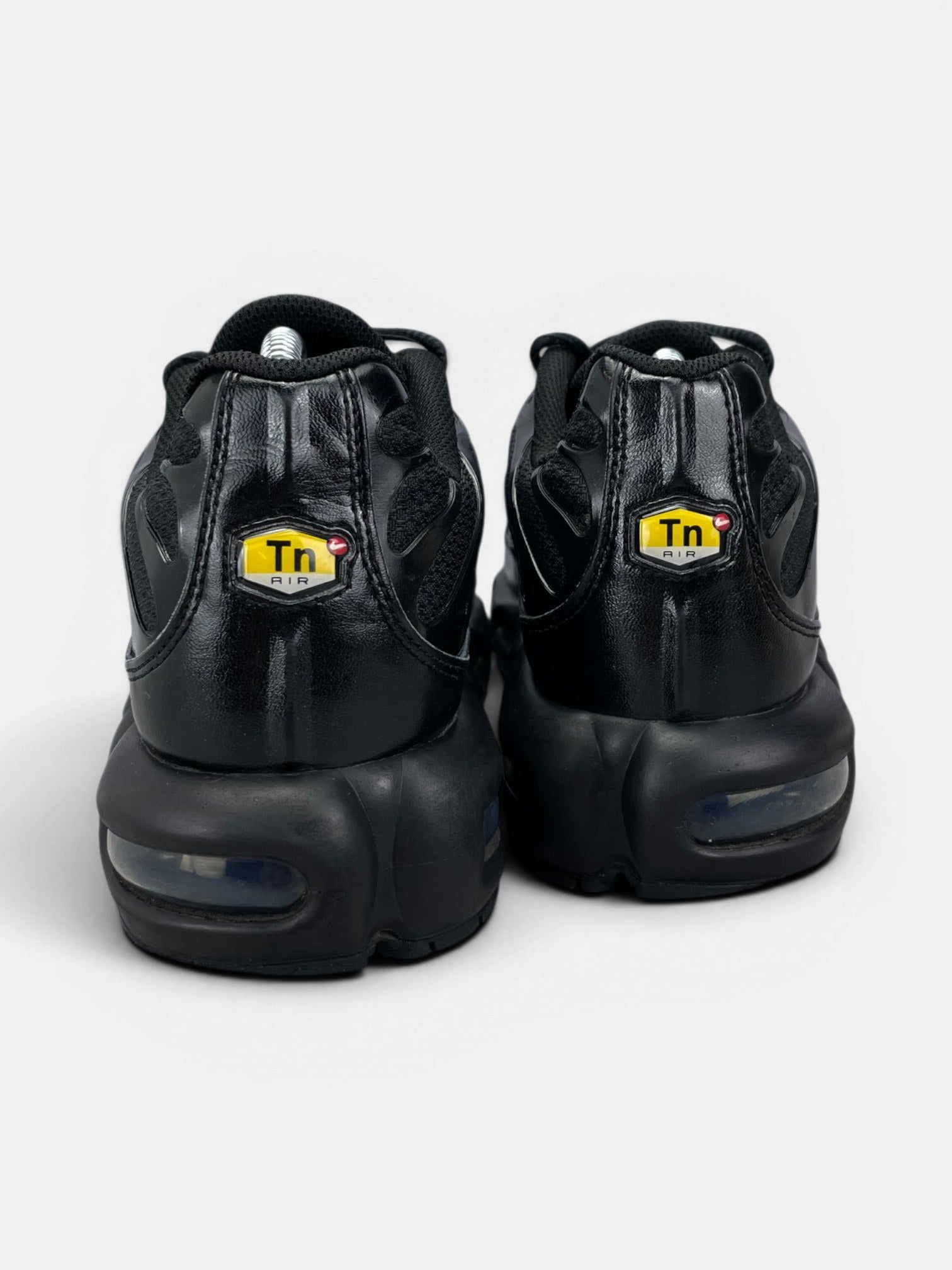 Nike Air Max Plus Triple Black — buty sportowe męskie w bardzo dobrym stanie rozmiar 43, widok z tyłu
