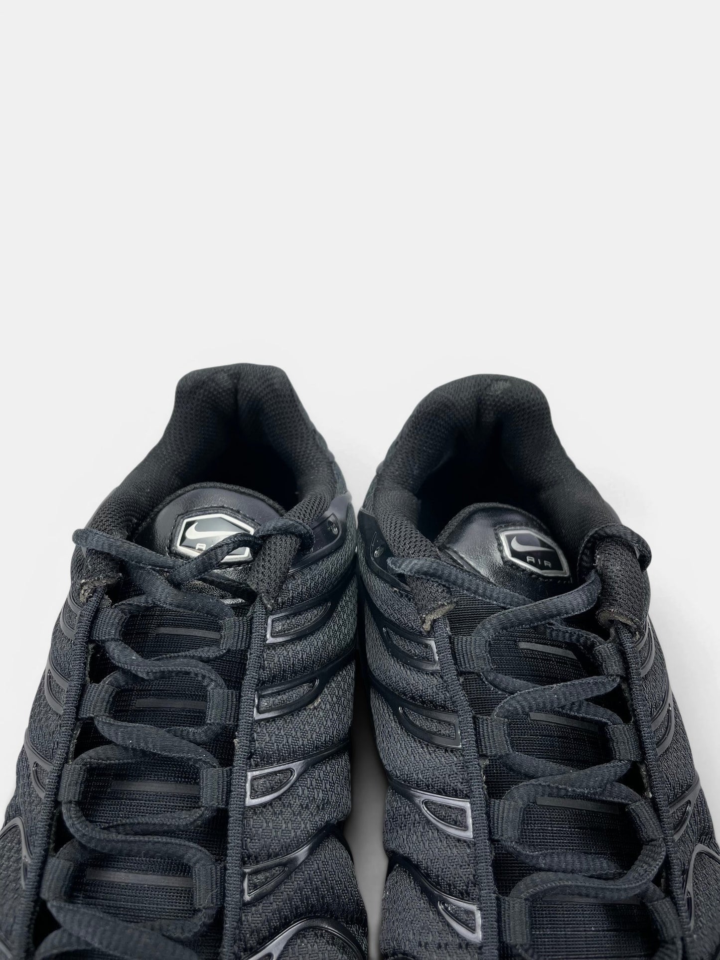 Nike Air Max Plus Triple Black — buty sportowe męskie w bardzo dobrym stanie rozmiar 43, zapiętki butów