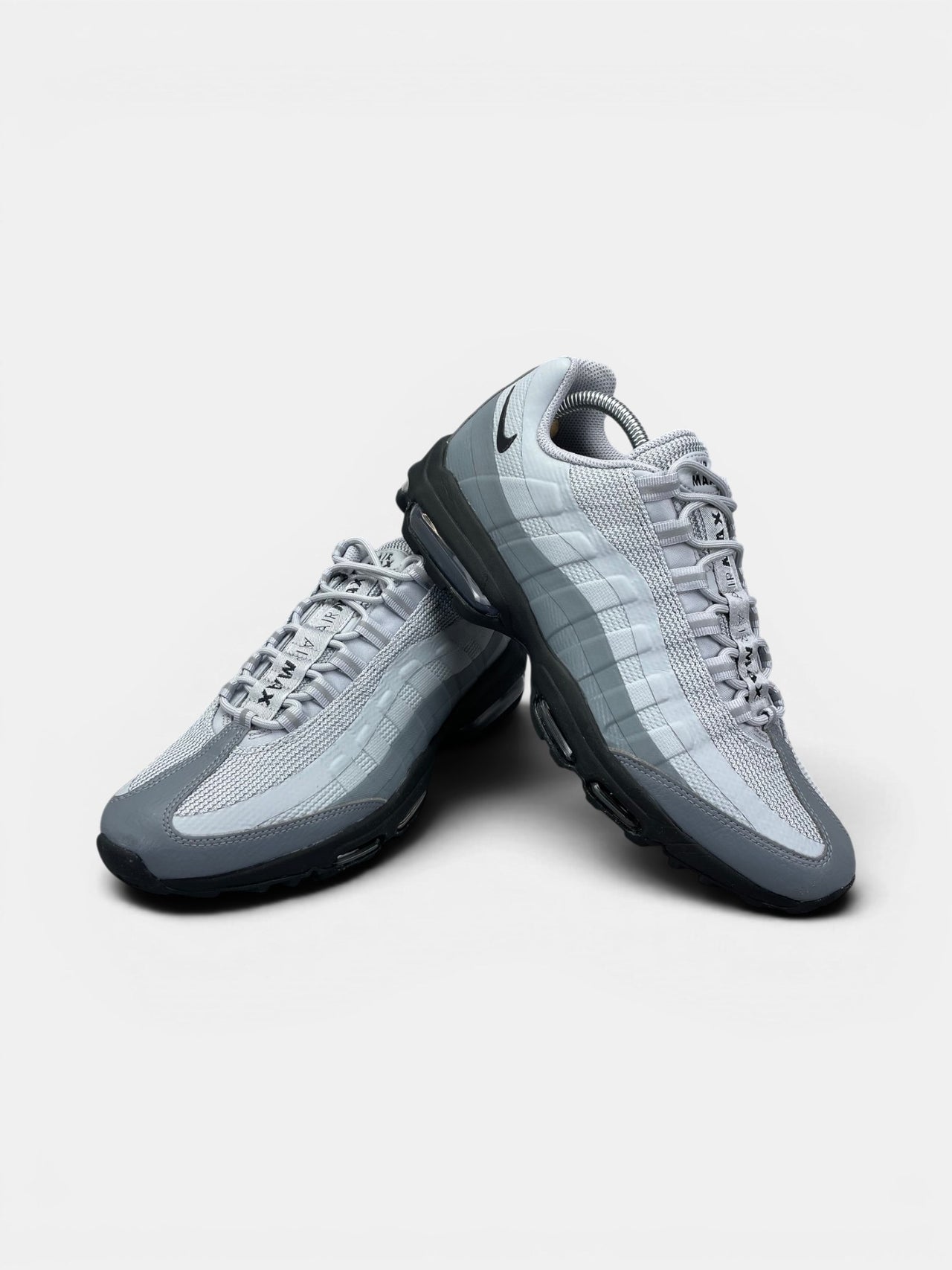 Nike Air Max 95 Ultra — buty sportowe męskie w bardzo dobrym stanie rozmiar 42.5, boczny profil