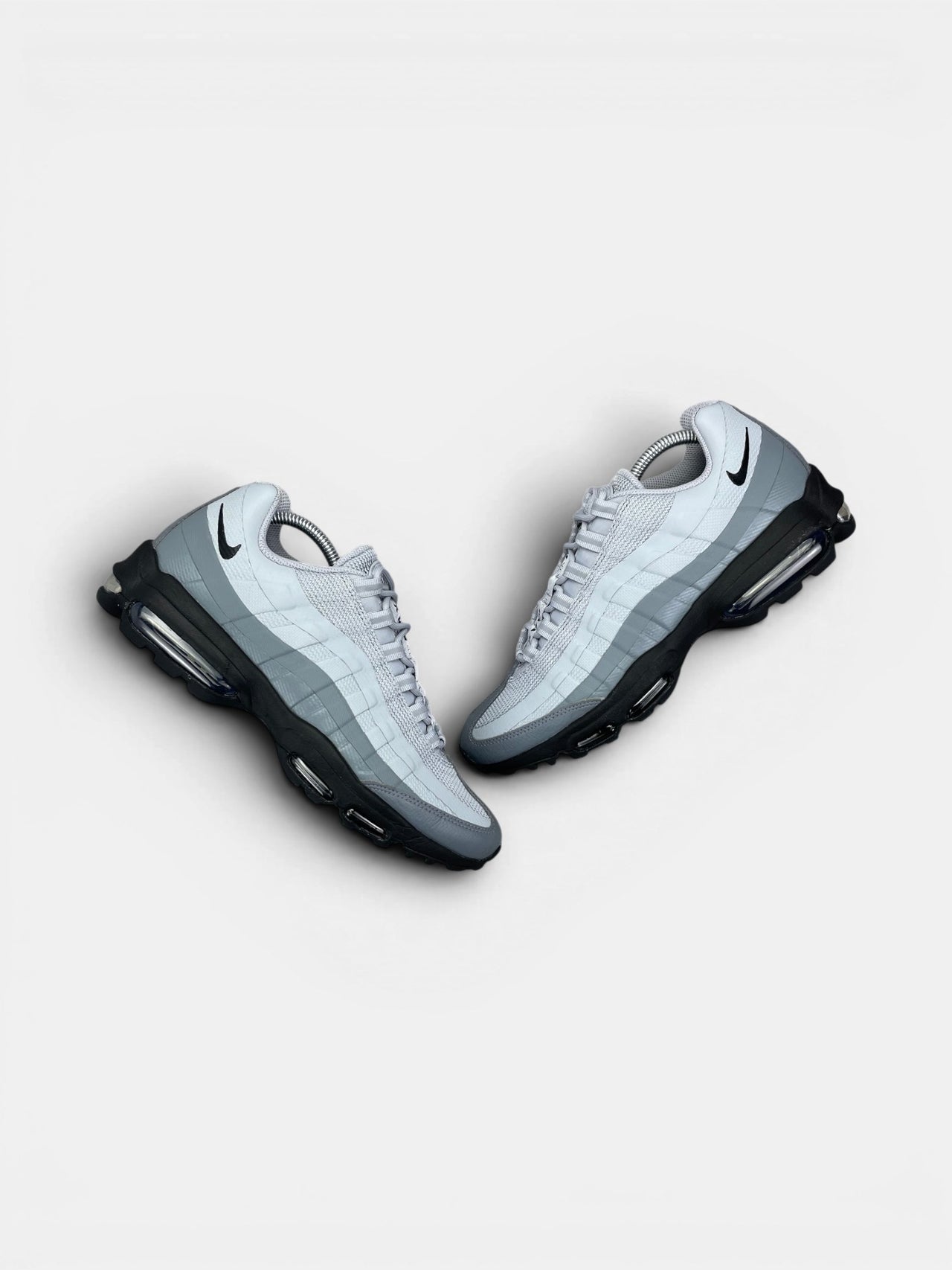 Nike Air Max 95 Ultra — buty sportowe męskie w bardzo dobrym stanie rozmiar 42.5, widok z góry na zewnętrzną stronę butów