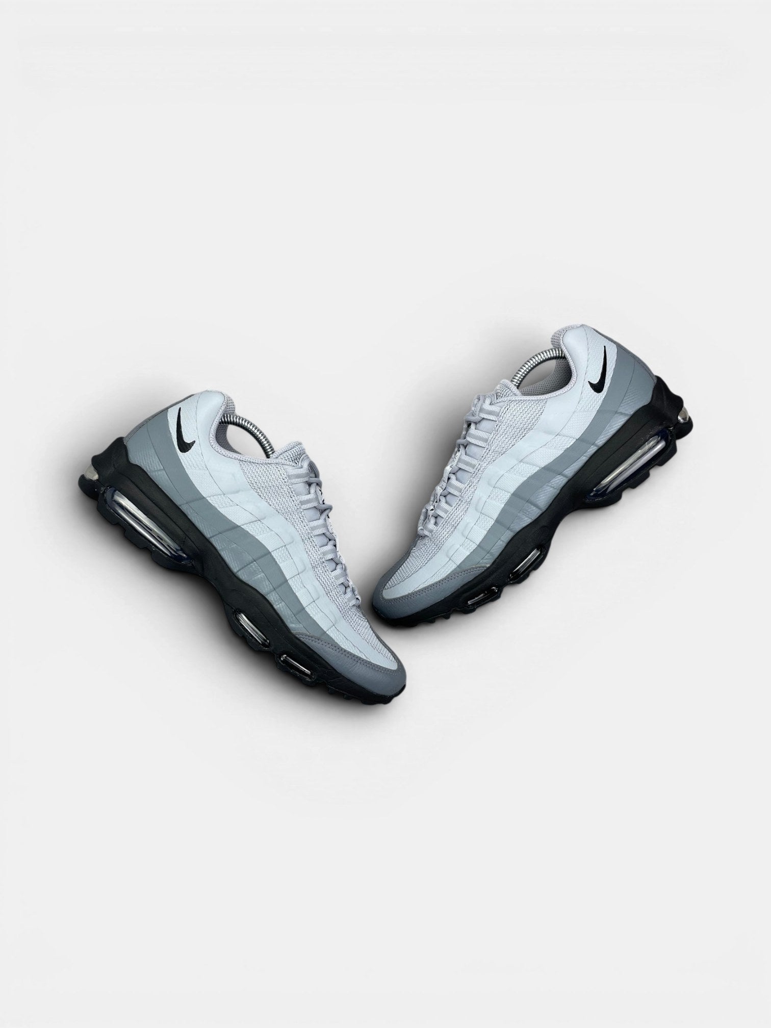 Nike Air Max 95 Ultra — buty sportowe męskie w bardzo dobrym stanie rozmiar 42.5, widok z góry na zewnętrzną stronę butów