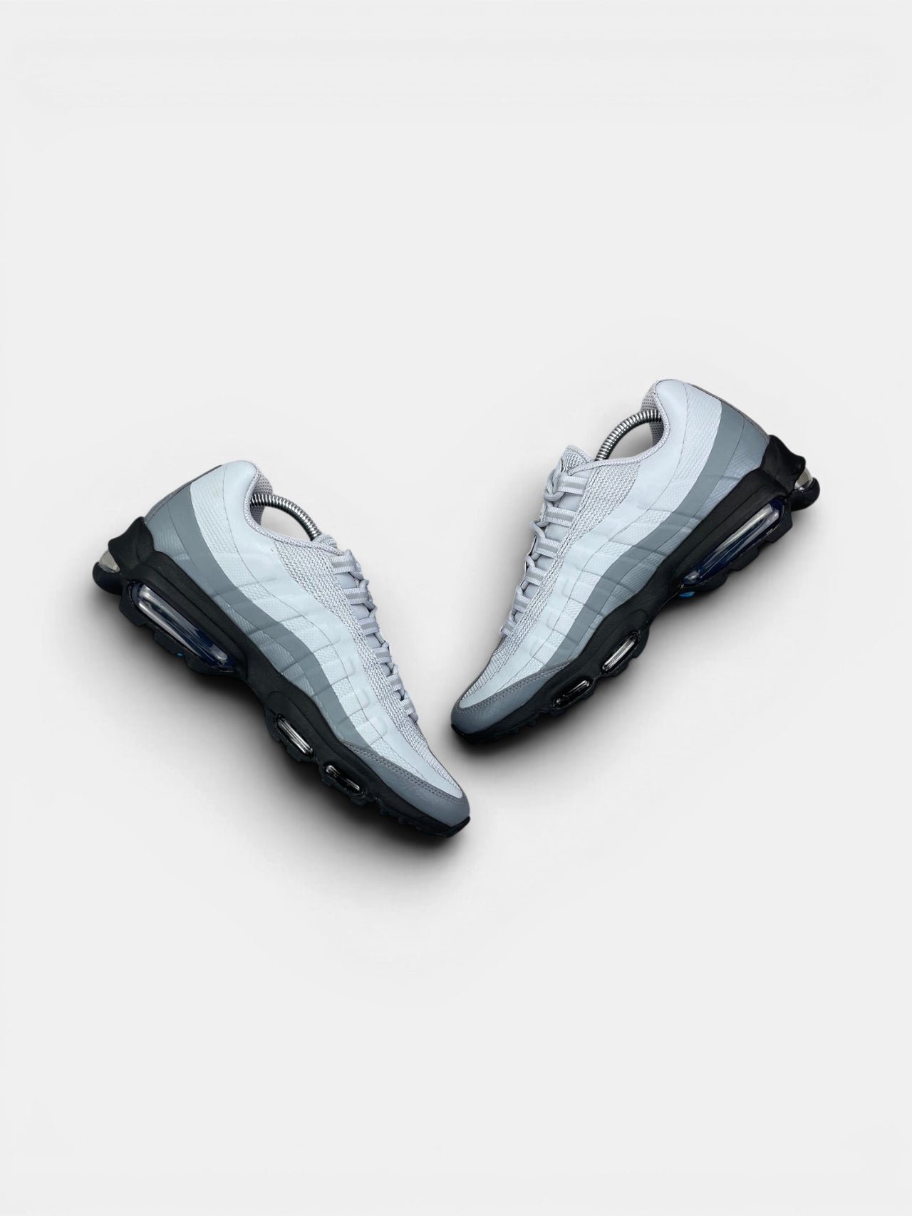 Nike Air Max 95 Ultra — buty sportowe męskie w bardzo dobrym stanie rozmiar 42.5, zewnętrzny panel prawego buta