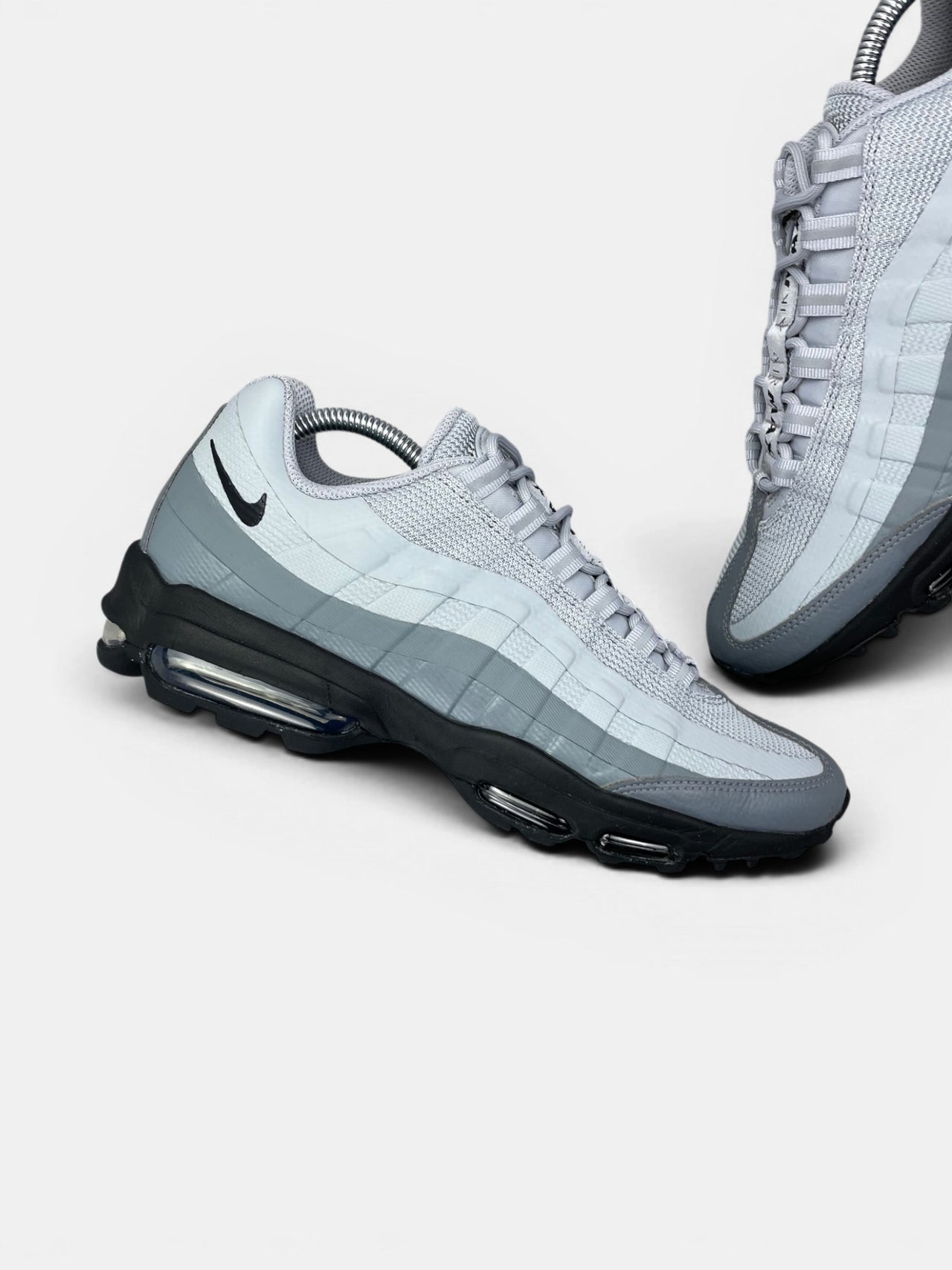 Nike Air Max 95 Ultra — buty sportowe męskie w bardzo dobrym stanie rozmiar 42.5, zewnętrzny panel lewego buta