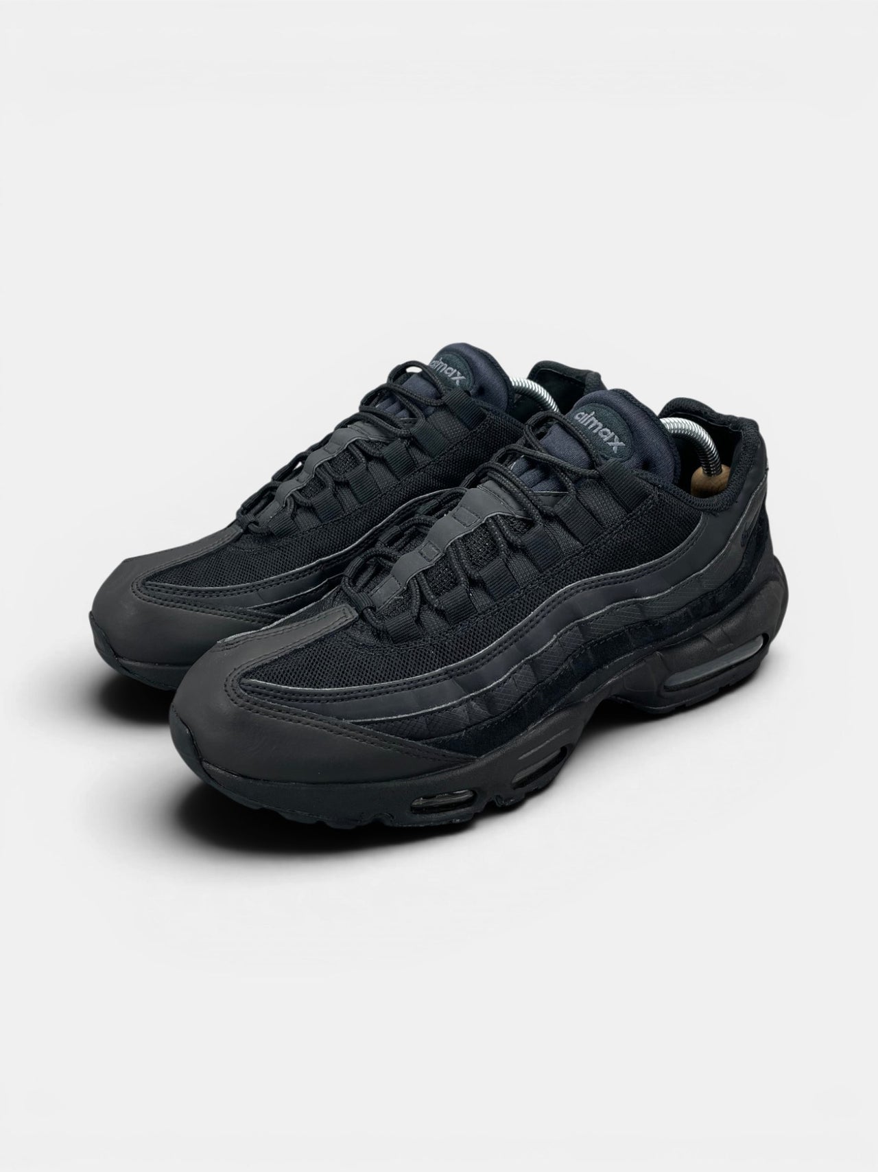 Nike Air Max 95 Essential Triple Black — buty sportowe męskie w bardzo dobrym stanie rozmiar 44, widok z boku