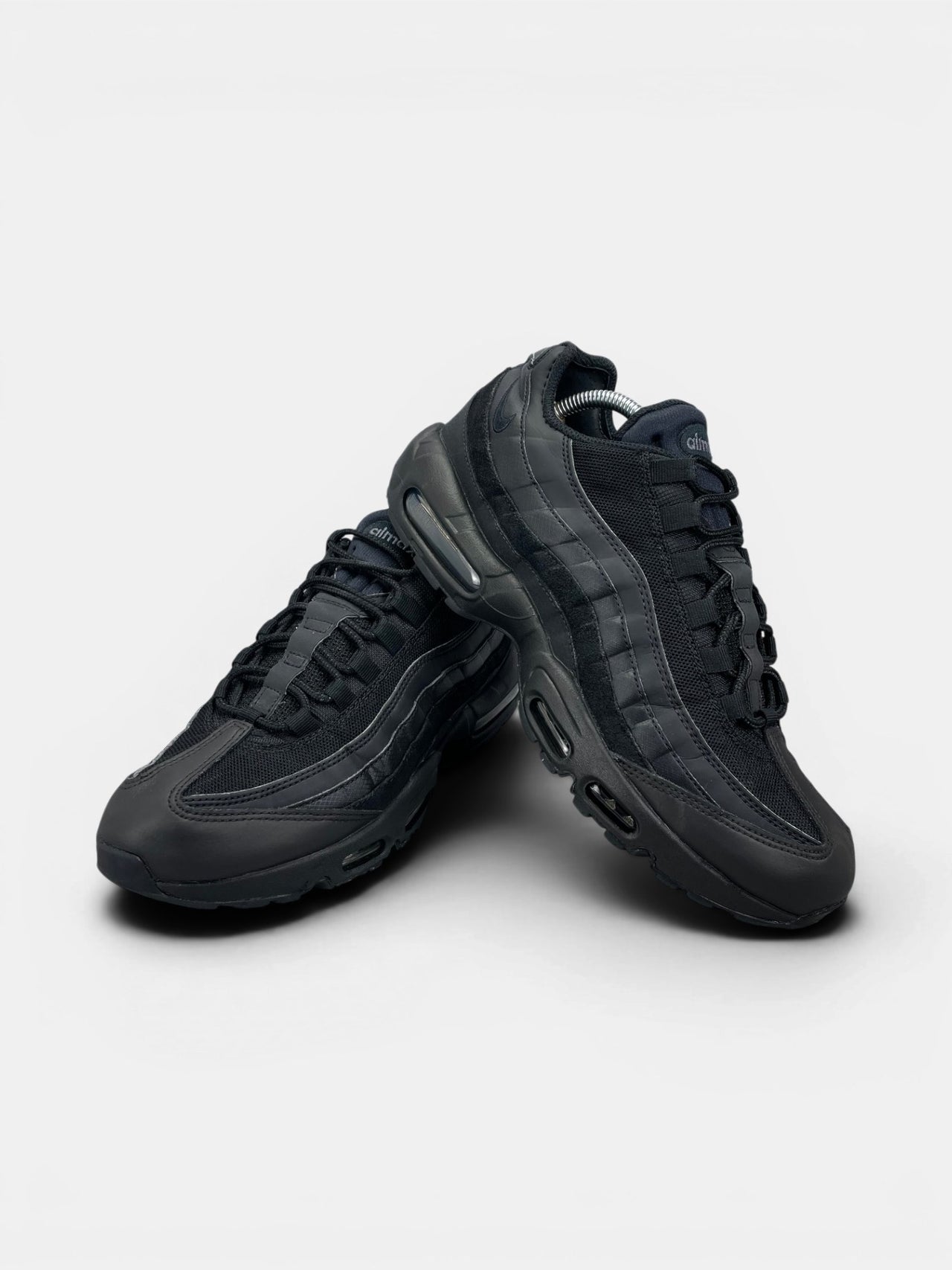 Nike Air Max 95 Essential Triple Black — buty sportowe męskie w bardzo dobrym stanie rozmiar 44, boczny profil