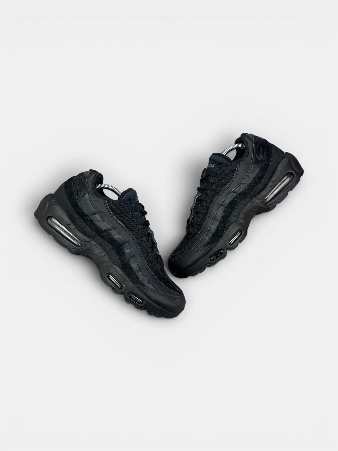 Nike Air Max 95 Essential Triple Black — buty sportowe męskie w bardzo dobrym stanie rozmiar 44, widok z góry na zewnętrzną stronę butów