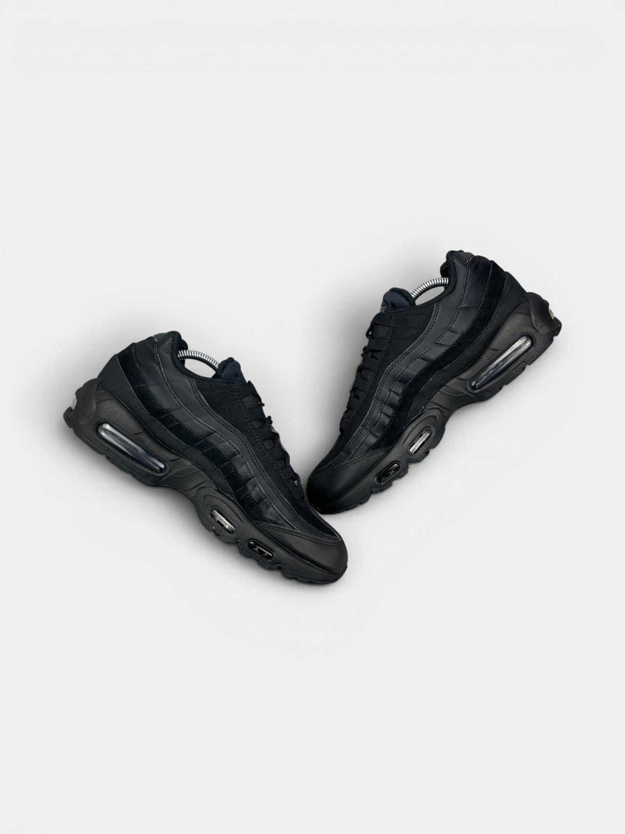 Nike Air Max 95 Essential Triple Black — buty sportowe męskie w bardzo dobrym stanie rozmiar 44, zewnętrzny panel prawego buta