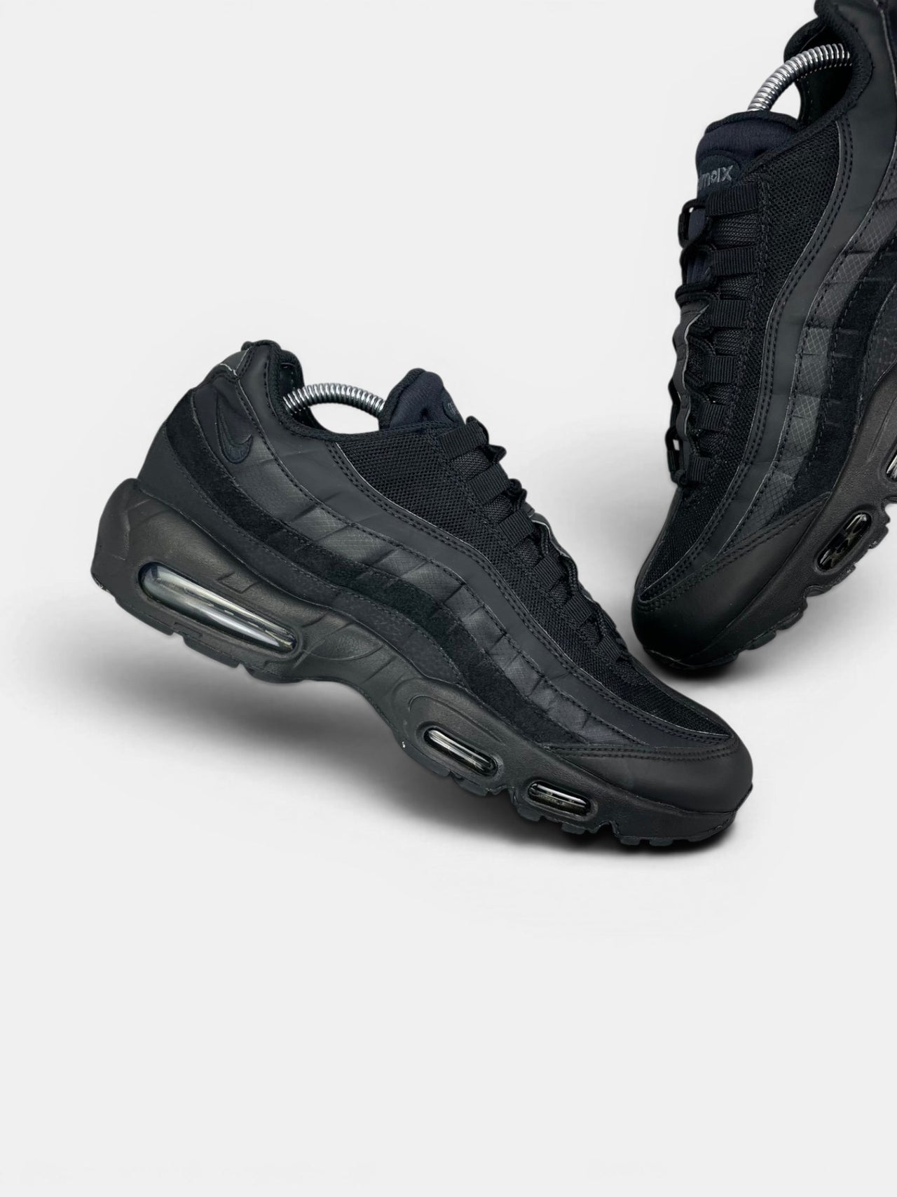 Nike Air Max 95 Essential Triple Black — buty sportowe męskie w bardzo dobrym stanie rozmiar 44, zewnętrzny panel lewego buta