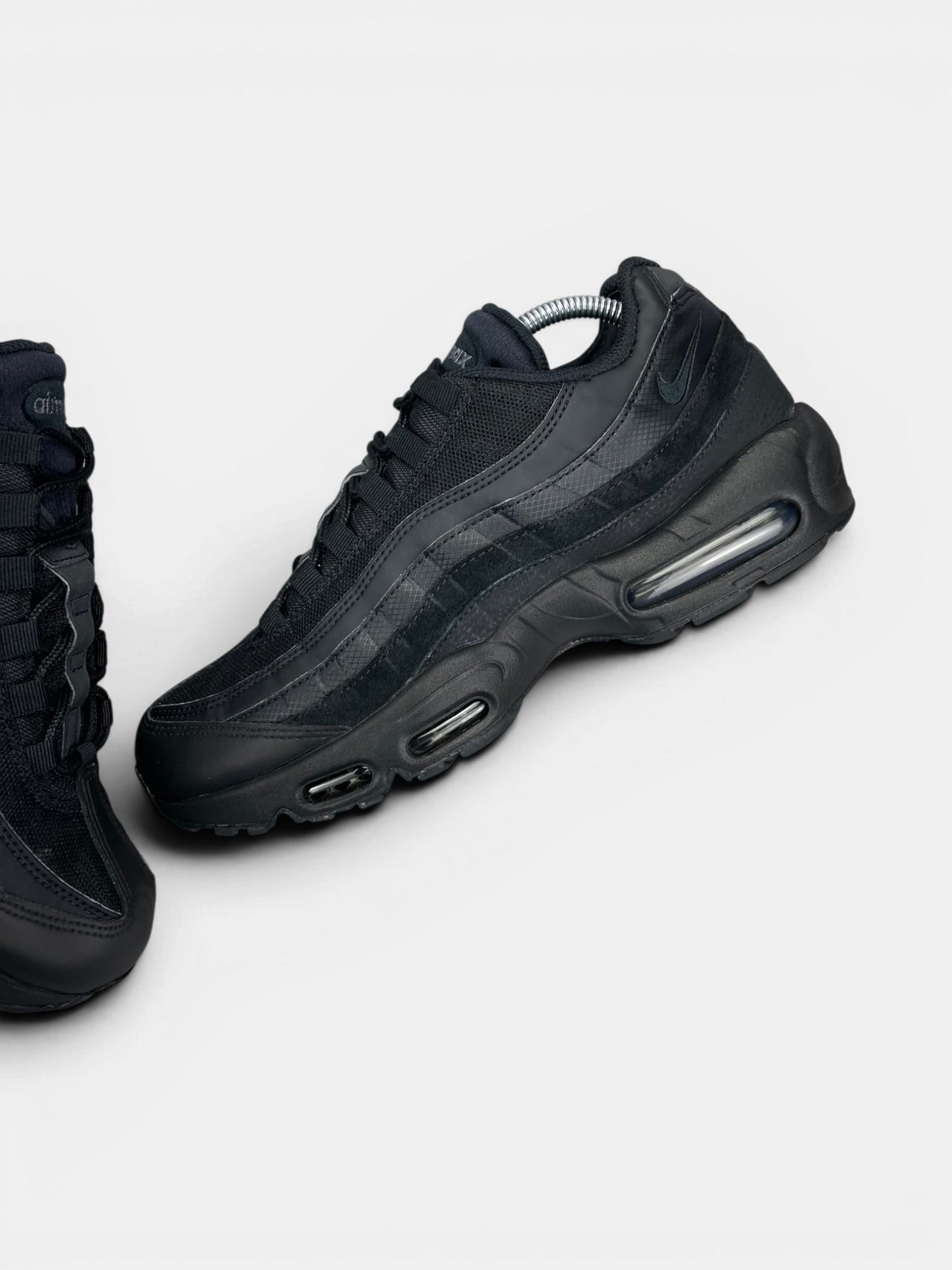 Nike Air Max 95 Essential Triple Black — buty sportowe męskie w bardzo dobrym stanie rozmiar 44, widok z góry na wewnętrzną stronę butów