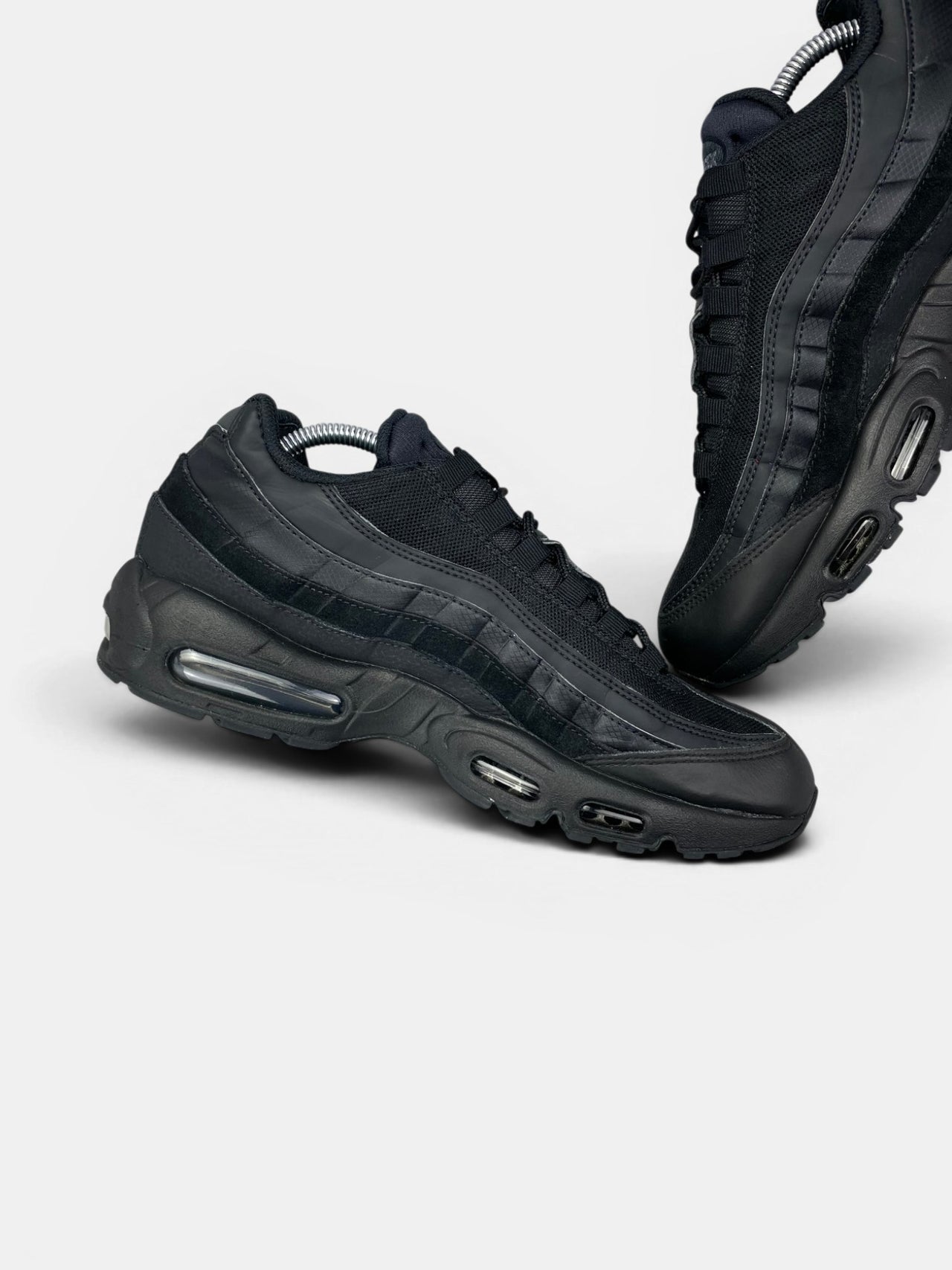 Nike Air Max 95 Essential Triple Black — buty sportowe męskie w bardzo dobrym stanie rozmiar 44, wewnętrzny panel lewego buta