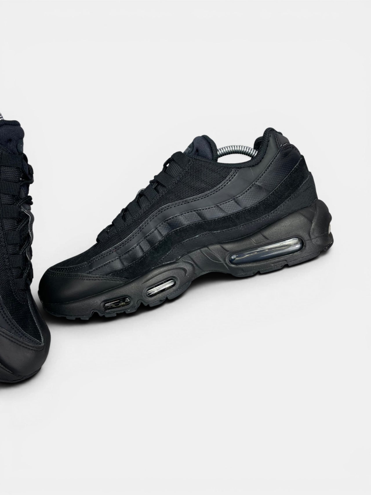 Nike Air Max 95 Essential Triple Black — buty sportowe męskie w bardzo dobrym stanie rozmiar 44, wewnętrzny panel prawego buta