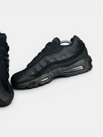 Nike Air Max 95 Essential Triple Black — buty sportowe męskie w bardzo dobrym stanie rozmiar 44, wewnętrzny panel prawego buta