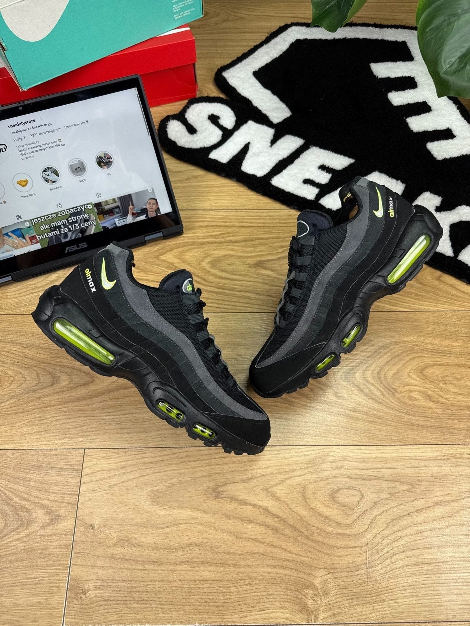Nike Air Max 95 Black Volt — buty sportowe męskie w bardzo dobrym stanie rozmiar 46, widok z góry na zewnętrzną stronę butów