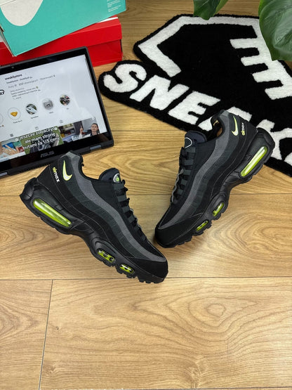 Nike Air Max 95 Black Volt — buty sportowe męskie w bardzo dobrym stanie rozmiar 46, widok z góry na zewnętrzną stronę butów