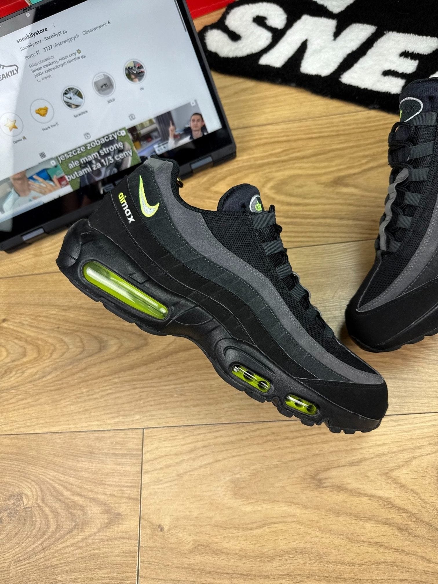 Nike Air Max 95 Black Volt — buty sportowe męskie w bardzo dobrym stanie rozmiar 46, zewnętrzny panel prawego buta