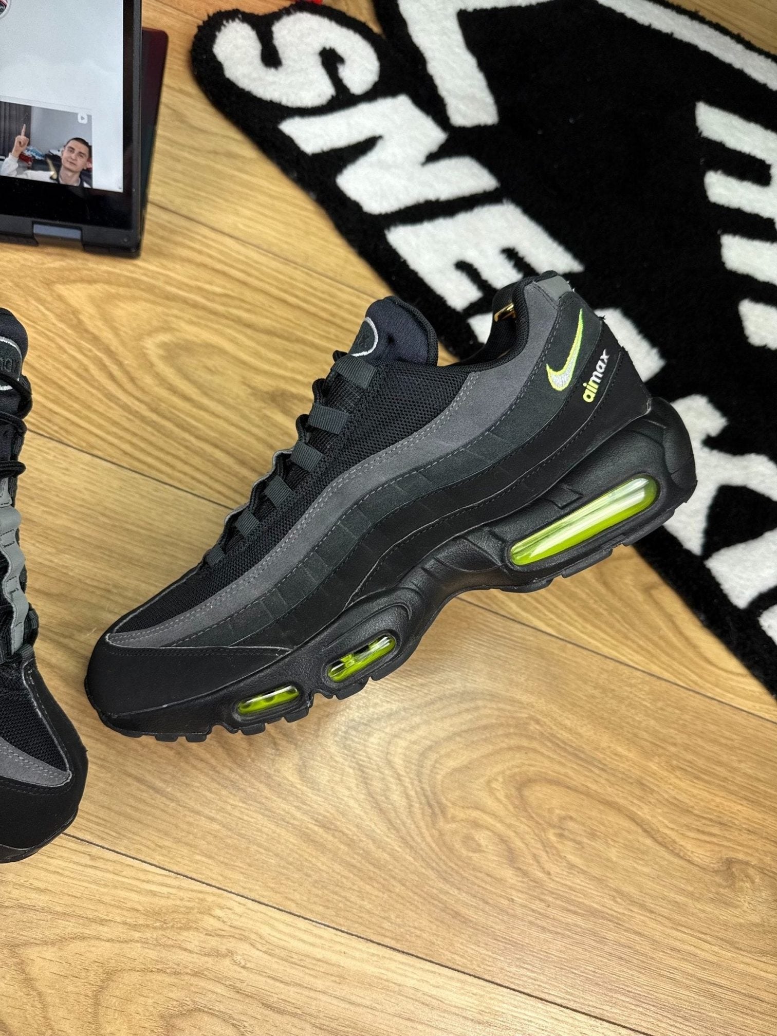Nike Air Max 95 Black Volt — buty sportowe męskie w bardzo dobrym stanie rozmiar 46, zewnętrzny panel lewego buta