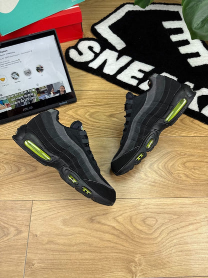Nike Air Max 95 Black Volt — buty sportowe męskie w bardzo dobrym stanie rozmiar 46, widok z góry na wewnętrzną stronę butów