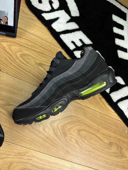 Nike Air Max 95 Black Volt — buty sportowe męskie w bardzo dobrym stanie rozmiar 46, wewnętrzny panel prawego buta