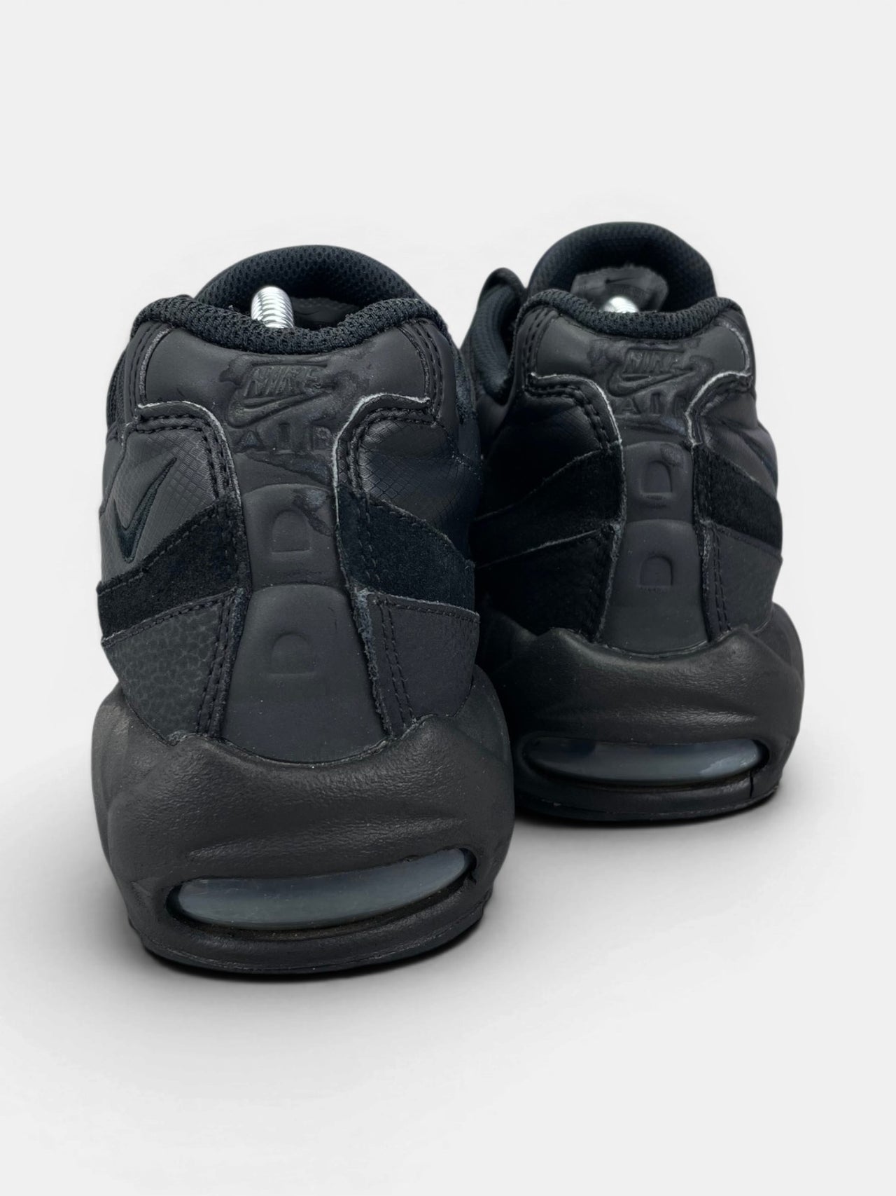 Nike Air Max 95 Essential Triple Black — buty sportowe męskie w bardzo dobrym stanie rozmiar 44, widok z tyłu