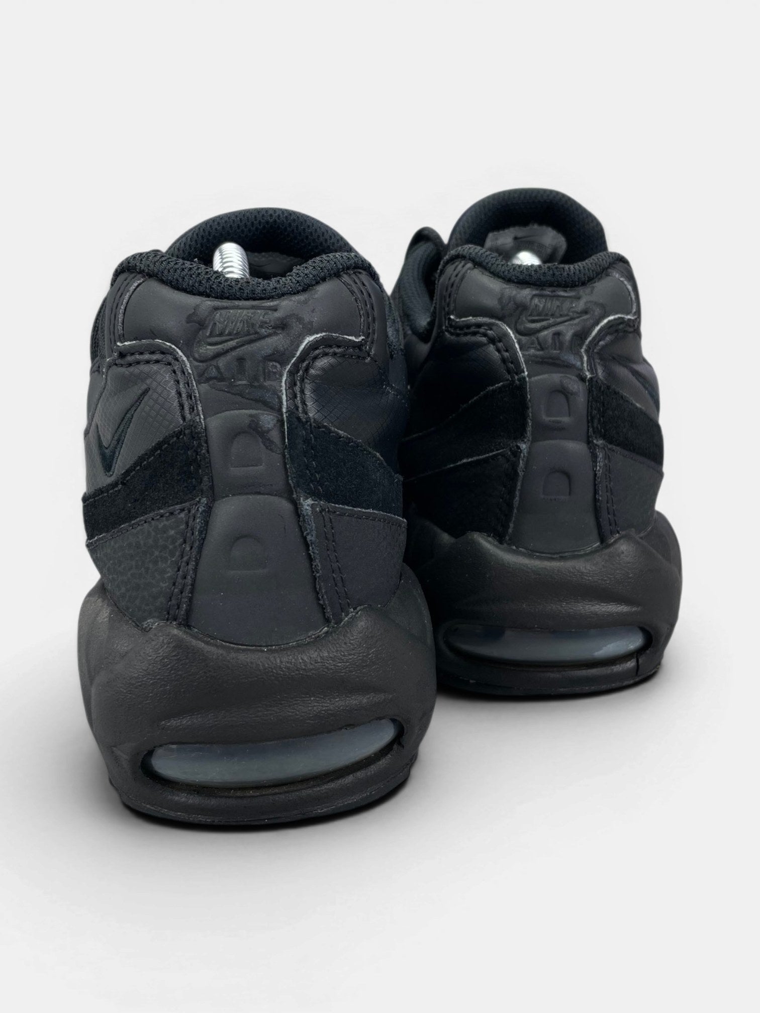 Nike Air Max 95 Essential Triple Black — buty sportowe męskie w bardzo dobrym stanie rozmiar 44, widok z tyłu