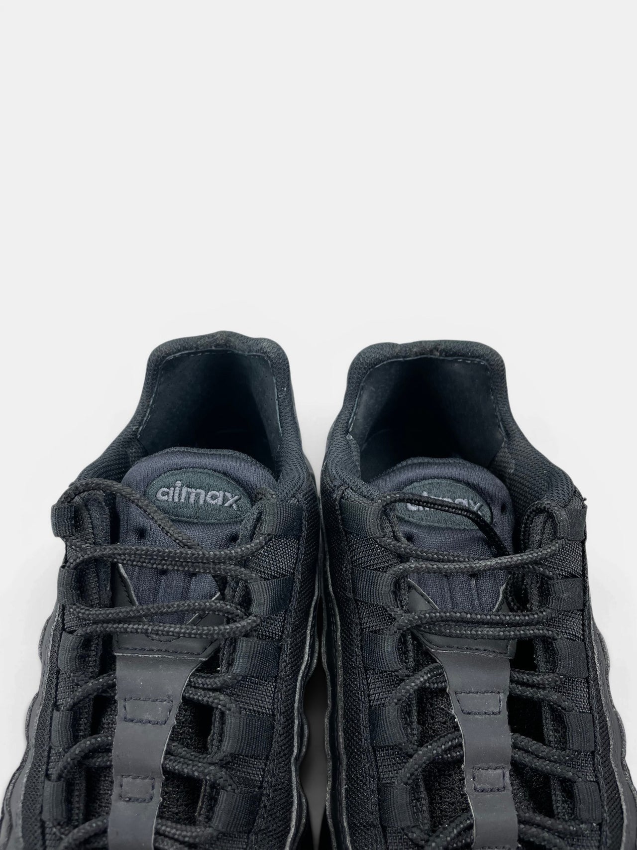 Nike Air Max 95 Essential Triple Black — buty sportowe męskie w bardzo dobrym stanie rozmiar 44, zapiętki butów
