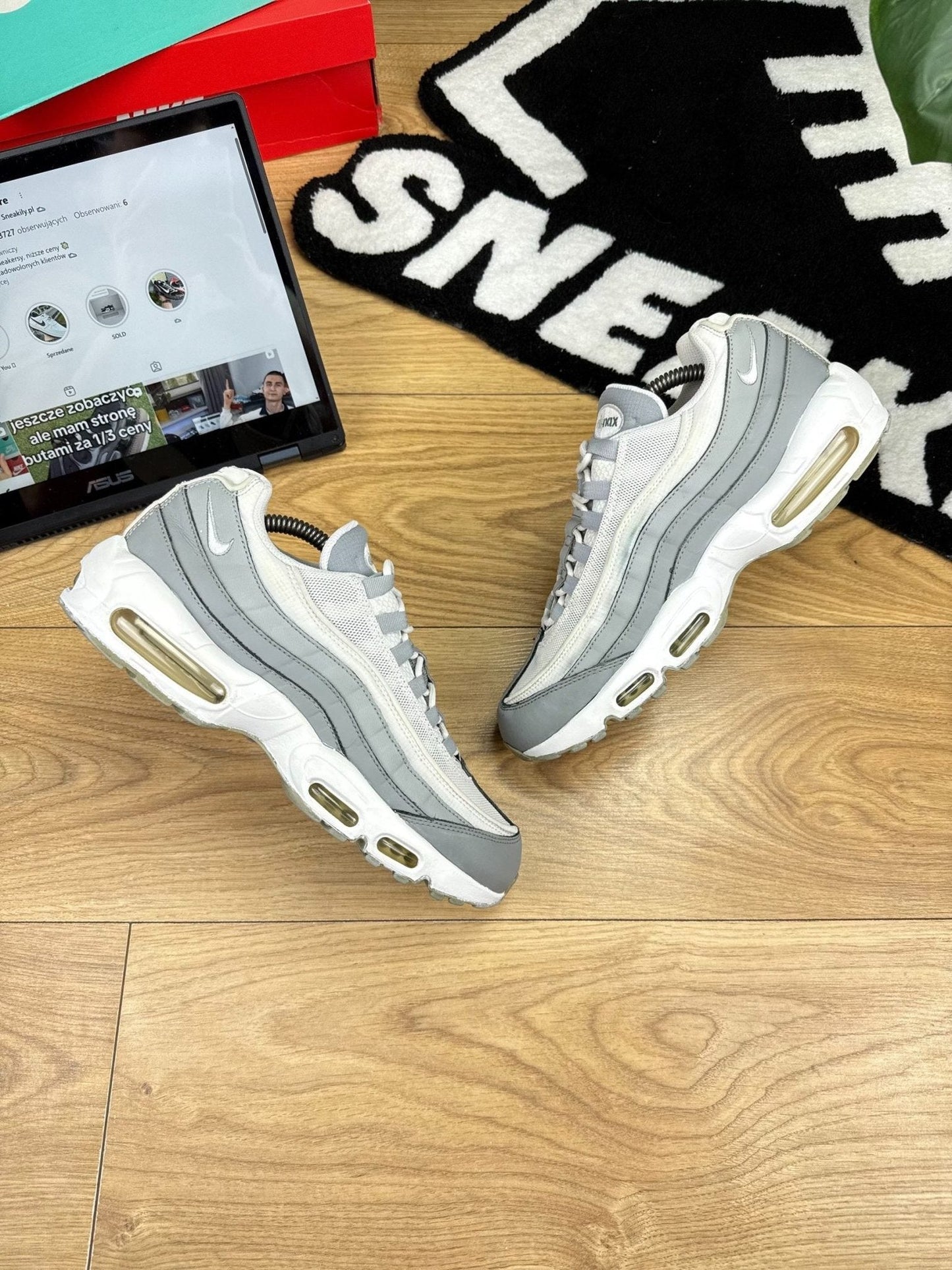 Nike Air Max 95 Essential Particle Grey — buty sportowe męskie w dobrym stanie rozmiar 44, widok z góry na zewnętrzną stronę butów