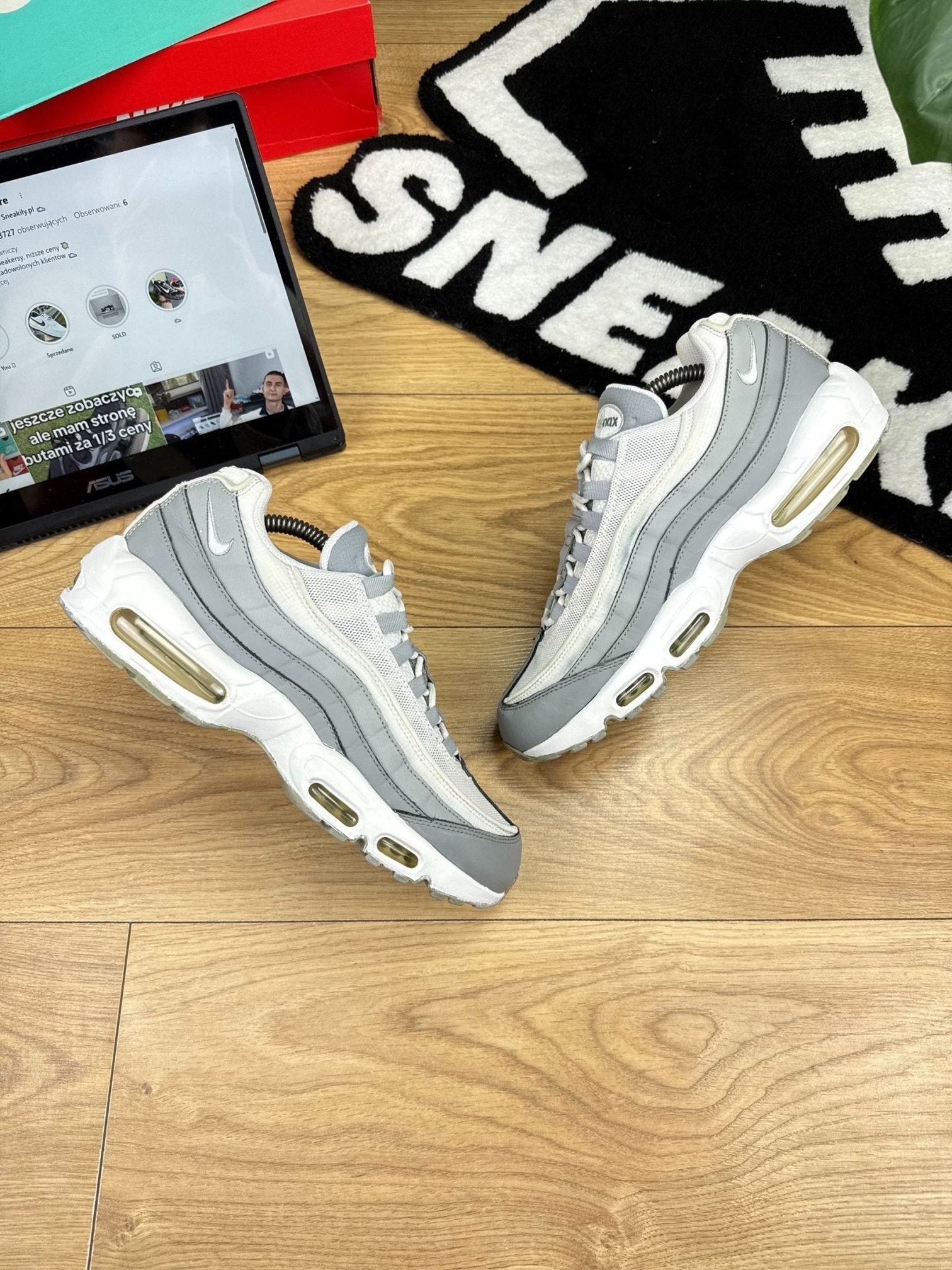 Nike Air Max 95 Essential Particle Grey — buty sportowe męskie w dobrym stanie rozmiar 44, widok z góry na zewnętrzną stronę butów