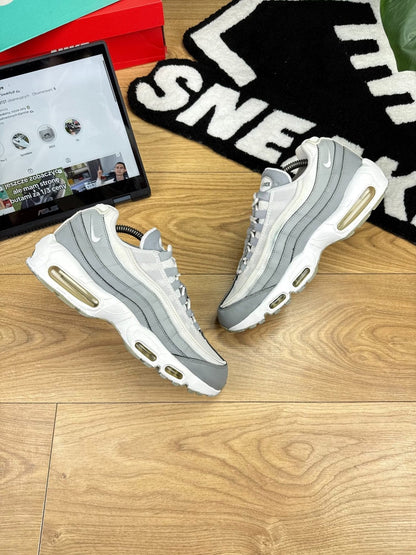 Nike Air Max 95 Essential Particle Grey — buty sportowe męskie w dobrym stanie rozmiar 44, widok z góry na zewnętrzną stronę butów