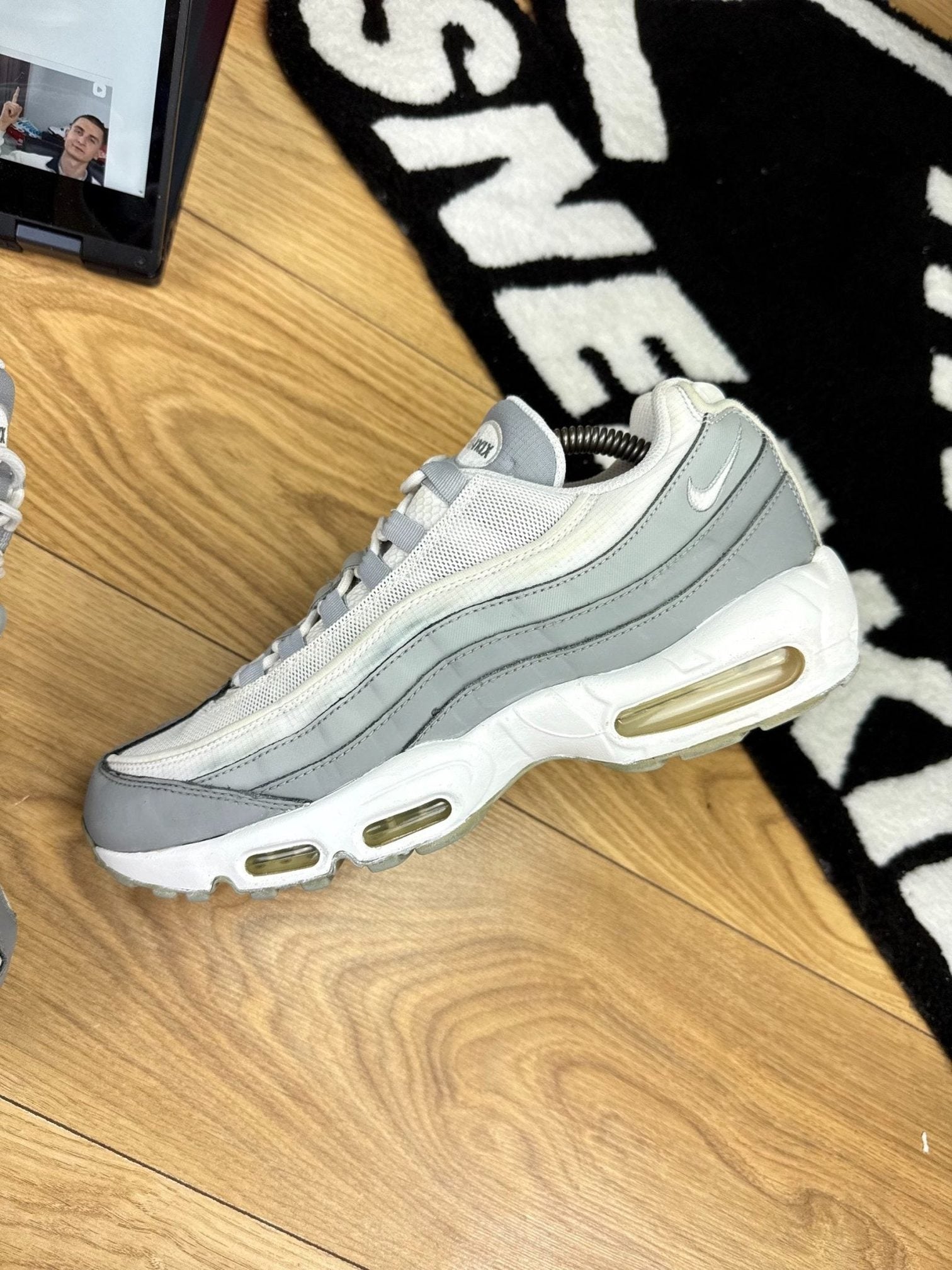 Nike Air Max 95 Essential Particle Grey — buty sportowe męskie w dobrym stanie rozmiar 44, zewnętrzny panel lewego buta