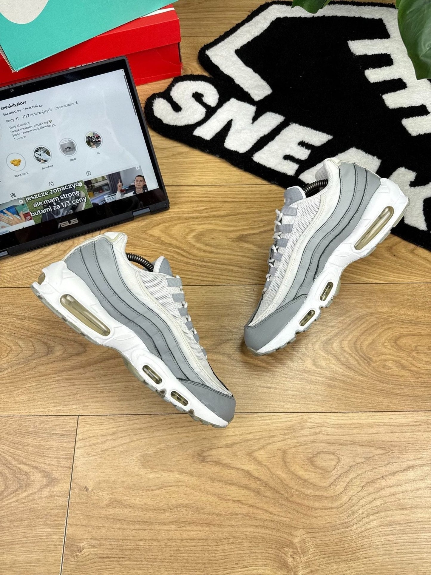 Nike Air Max 95 Essential Particle Grey — buty sportowe męskie w dobrym stanie rozmiar 44, widok z góry na wewnętrzną stronę butów