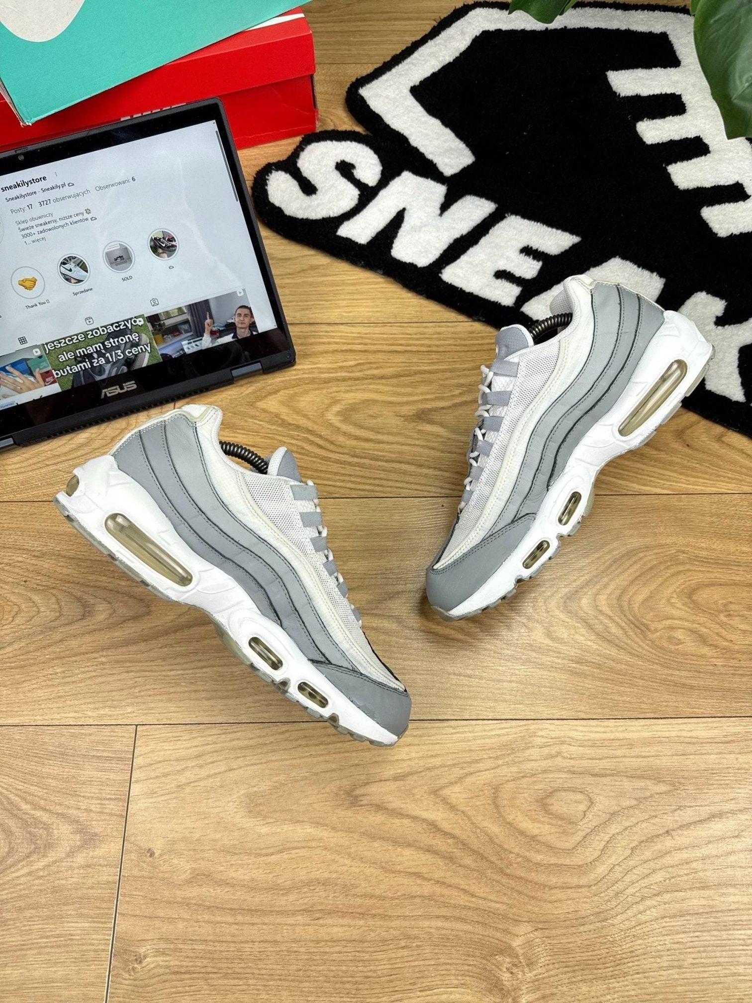 Nike Air Max 95 Essential Particle Grey — buty sportowe męskie w dobrym stanie rozmiar 44, widok z góry na wewnętrzną stronę butów