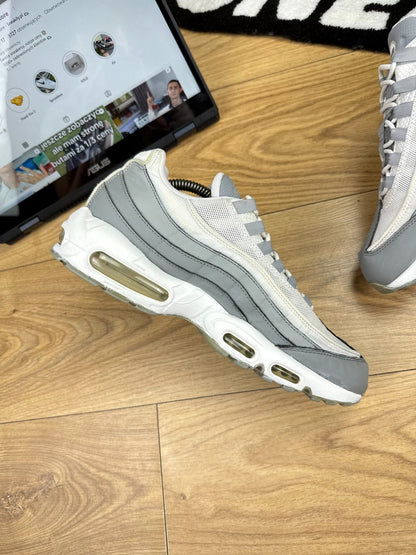 Nike Air Max 95 Essential Particle Grey — buty sportowe męskie w dobrym stanie rozmiar 44, wewnętrzny panel lewego buta