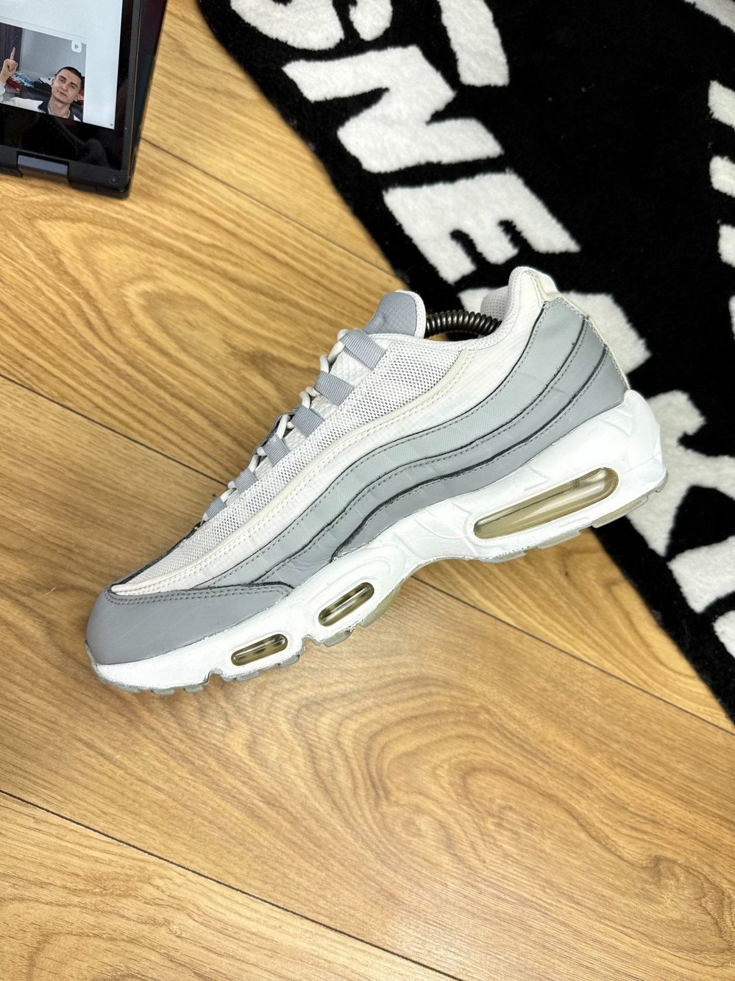 Nike Air Max 95 Essential Particle Grey — buty sportowe męskie w dobrym stanie rozmiar 44, wewnętrzny panel prawego buta
