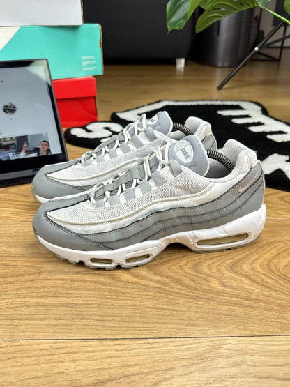 Nike Air Max 95 Essential Particle Grey — buty sportowe męskie w dobrym stanie rozmiar 44, widok z góry