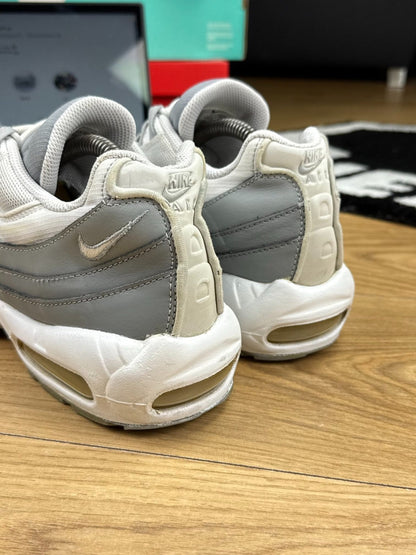 Nike Air Max 95 Essential Particle Grey — buty sportowe męskie w dobrym stanie rozmiar 44, podeszwa
