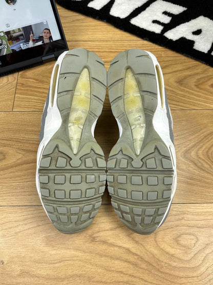 Nike Air Max 95 Essential Particle Grey — buty sportowe męskie w dobrym stanie rozmiar 44, zapiętki butów