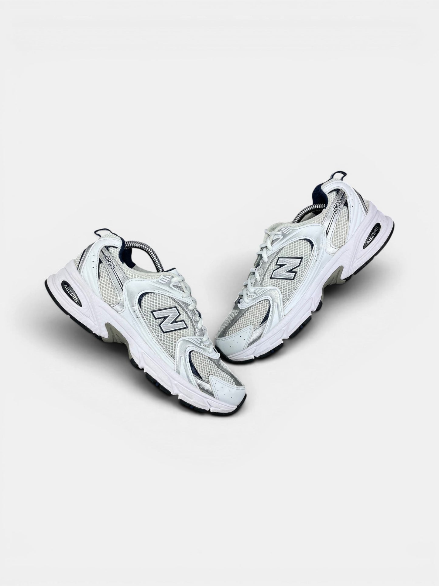 New Balance 530 — buty sportowe damskie w bardzo dobrym stanie rozmiar 40, widok z góry na zewnętrzną stronę butów