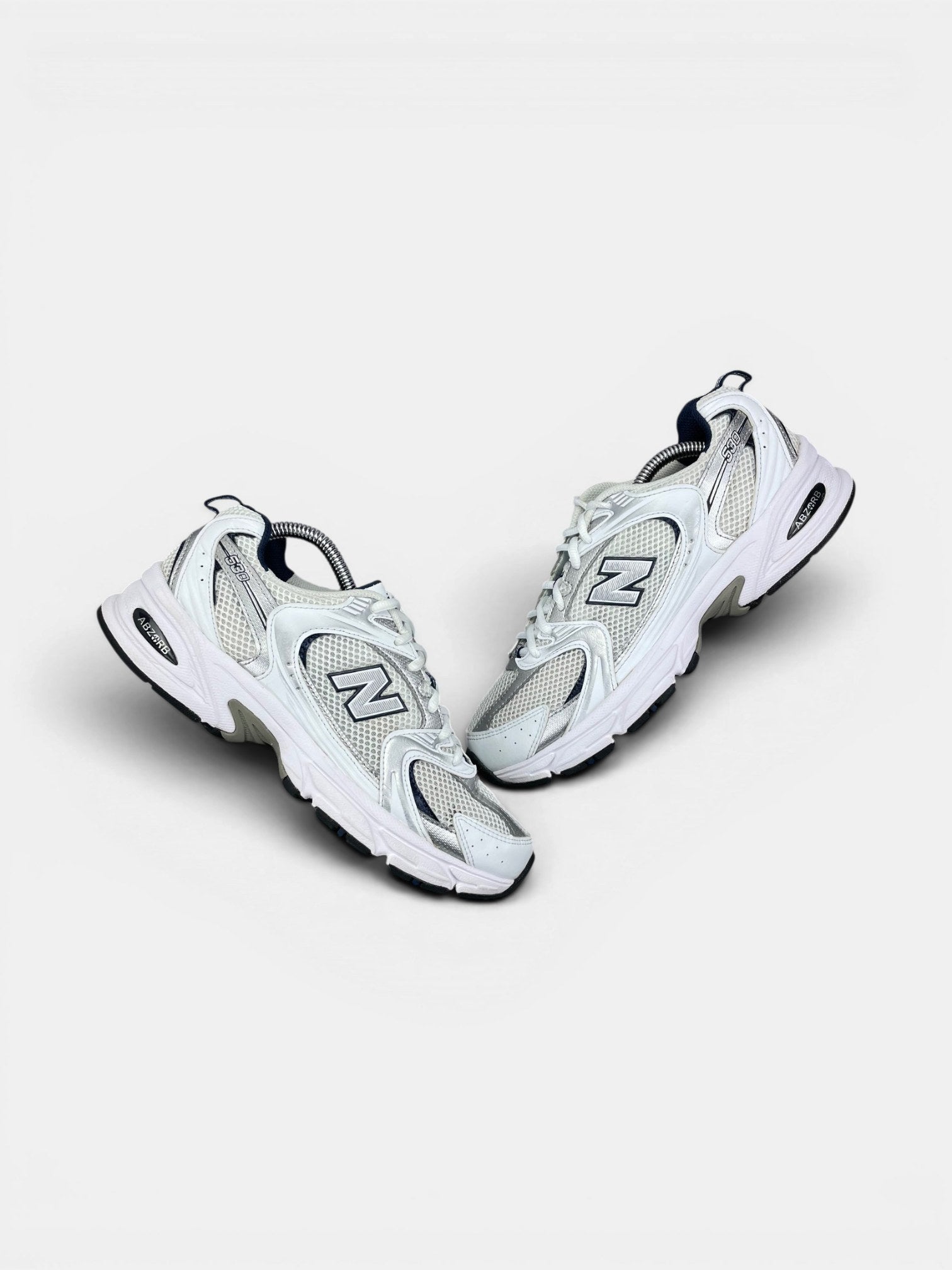 New Balance 530 — buty sportowe damskie w bardzo dobrym stanie rozmiar 40, widok z góry na zewnętrzną stronę butów