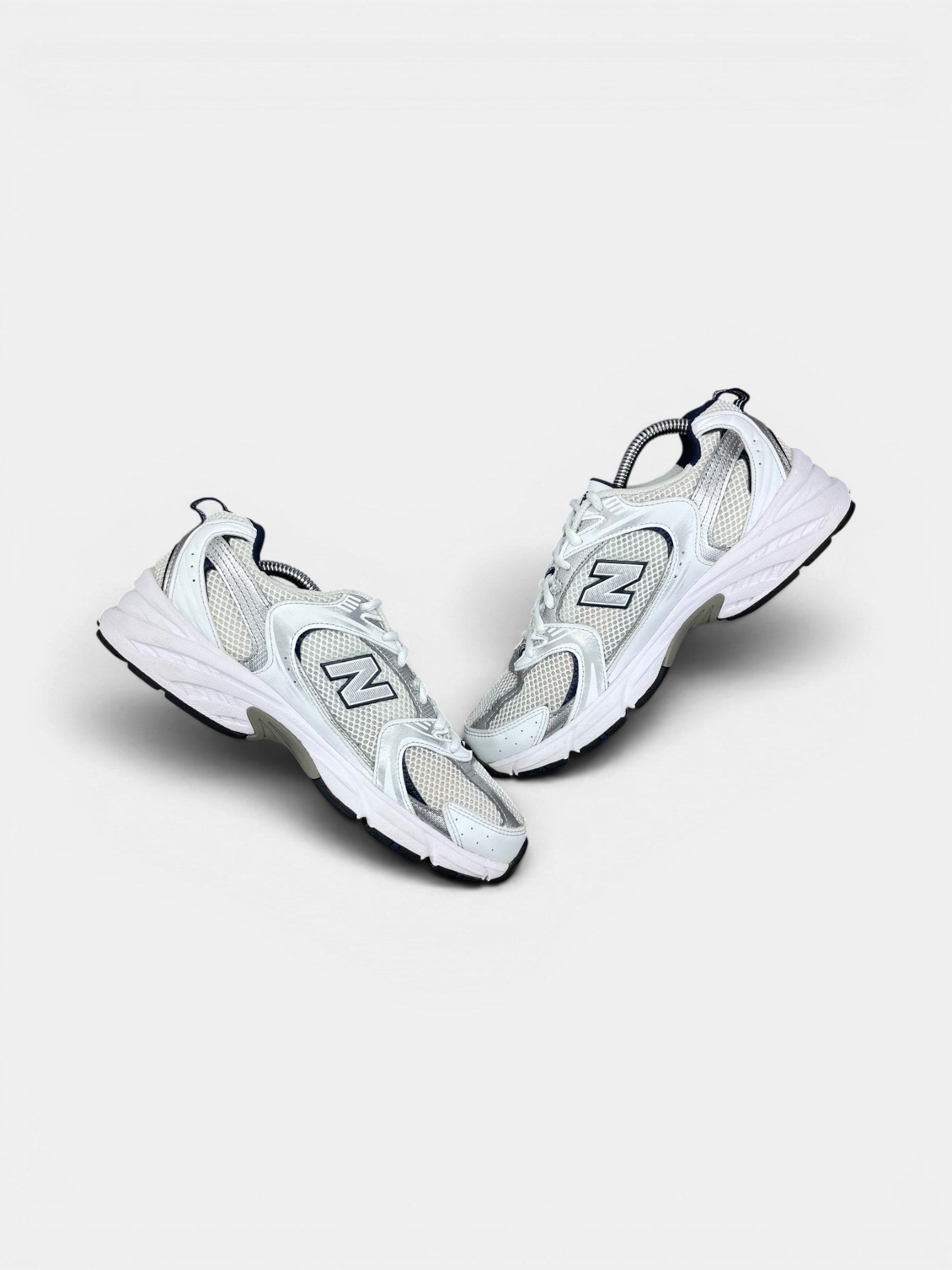 New Balance 530 — buty sportowe damskie w bardzo dobrym stanie rozmiar 40, zewnętrzny panel prawego buta
