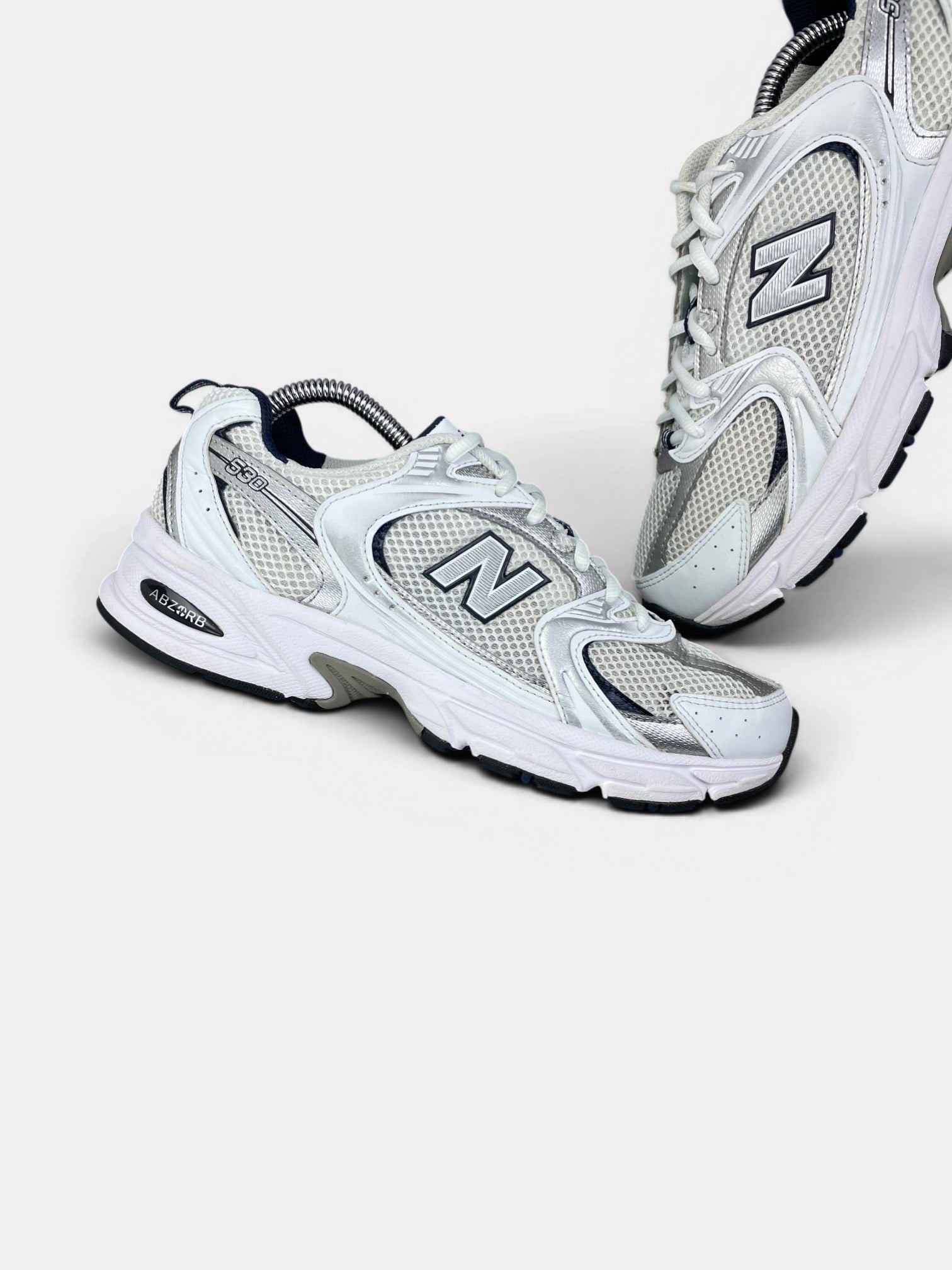 New Balance 530 — buty sportowe damskie w bardzo dobrym stanie rozmiar 40, zewnętrzny panel lewego buta