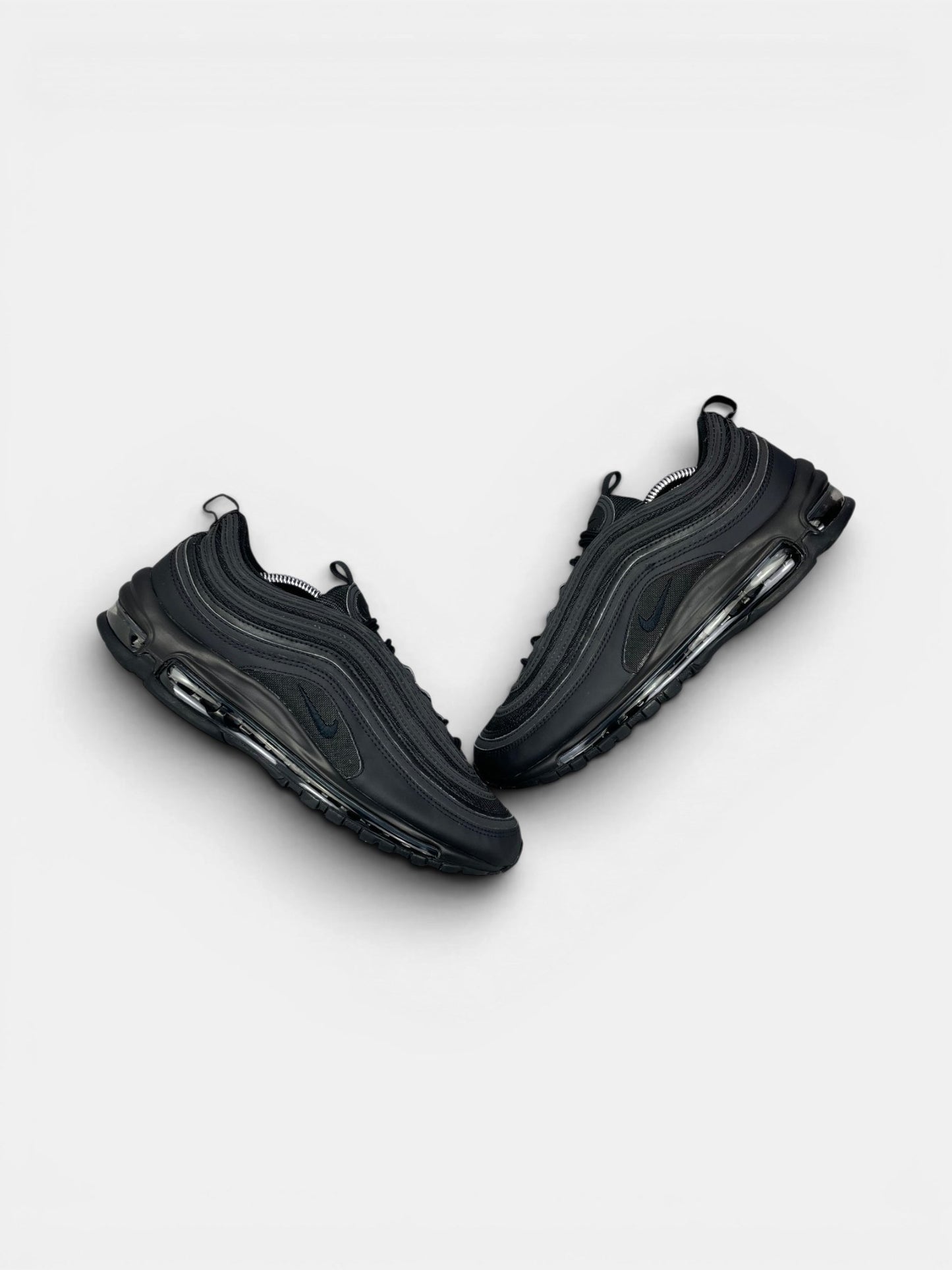 Nike Air Max 97 Triple Black AM97 Triple Black — buty sportowe męskie w bardzo dobrym stanie rozmiar 42, widok z góry na zewnętrzną stronę butów