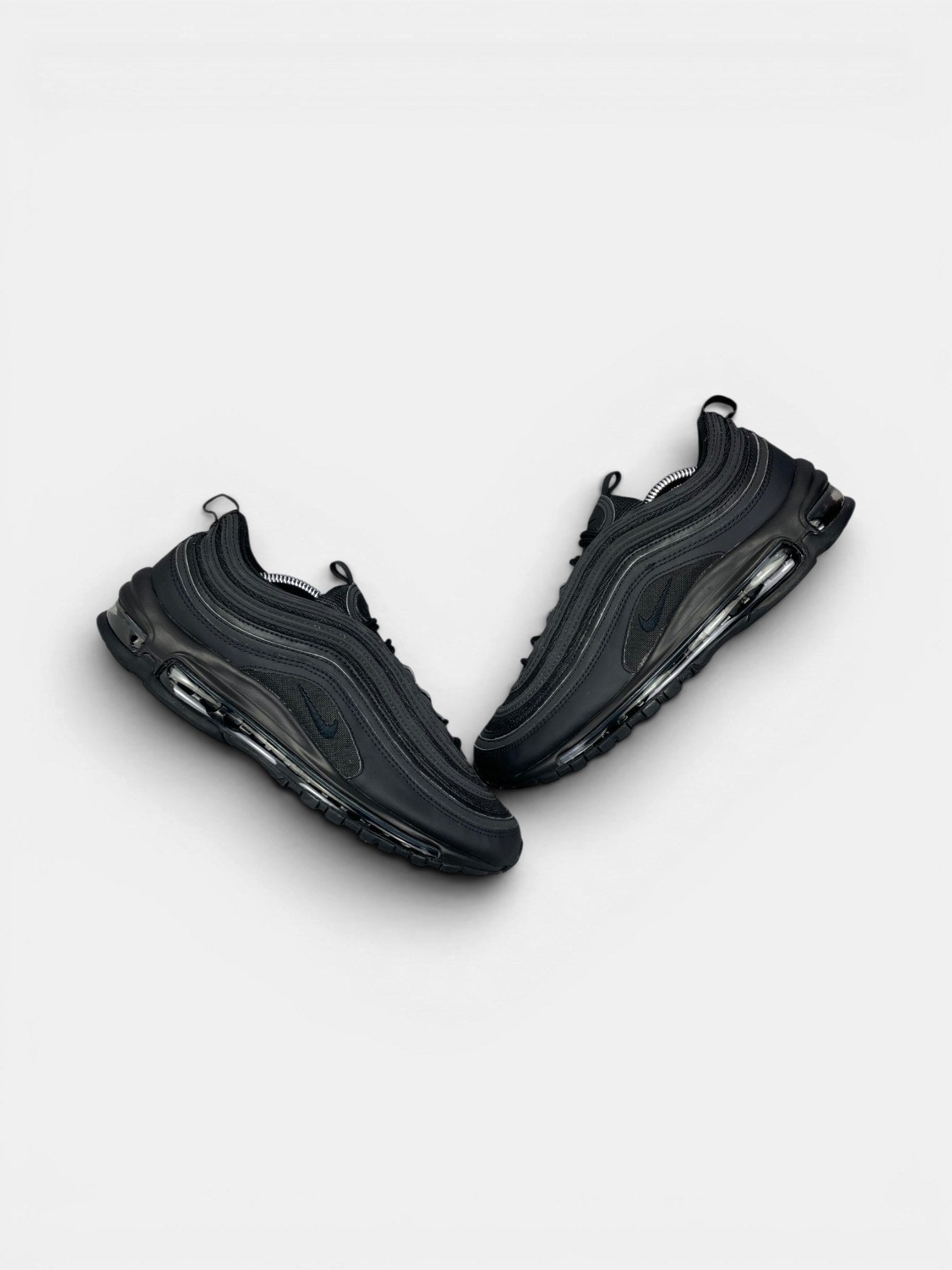 Nike Air Max 97 Triple Black AM97 Triple Black — buty sportowe męskie w bardzo dobrym stanie rozmiar 42, widok z góry na zewnętrzną stronę butów