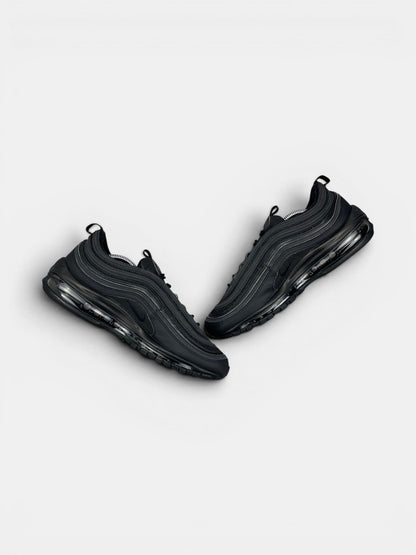 Nike Air Max 97 Triple Black AM97 Triple Black — buty sportowe męskie w bardzo dobrym stanie rozmiar 42, zewnętrzny panel prawego buta