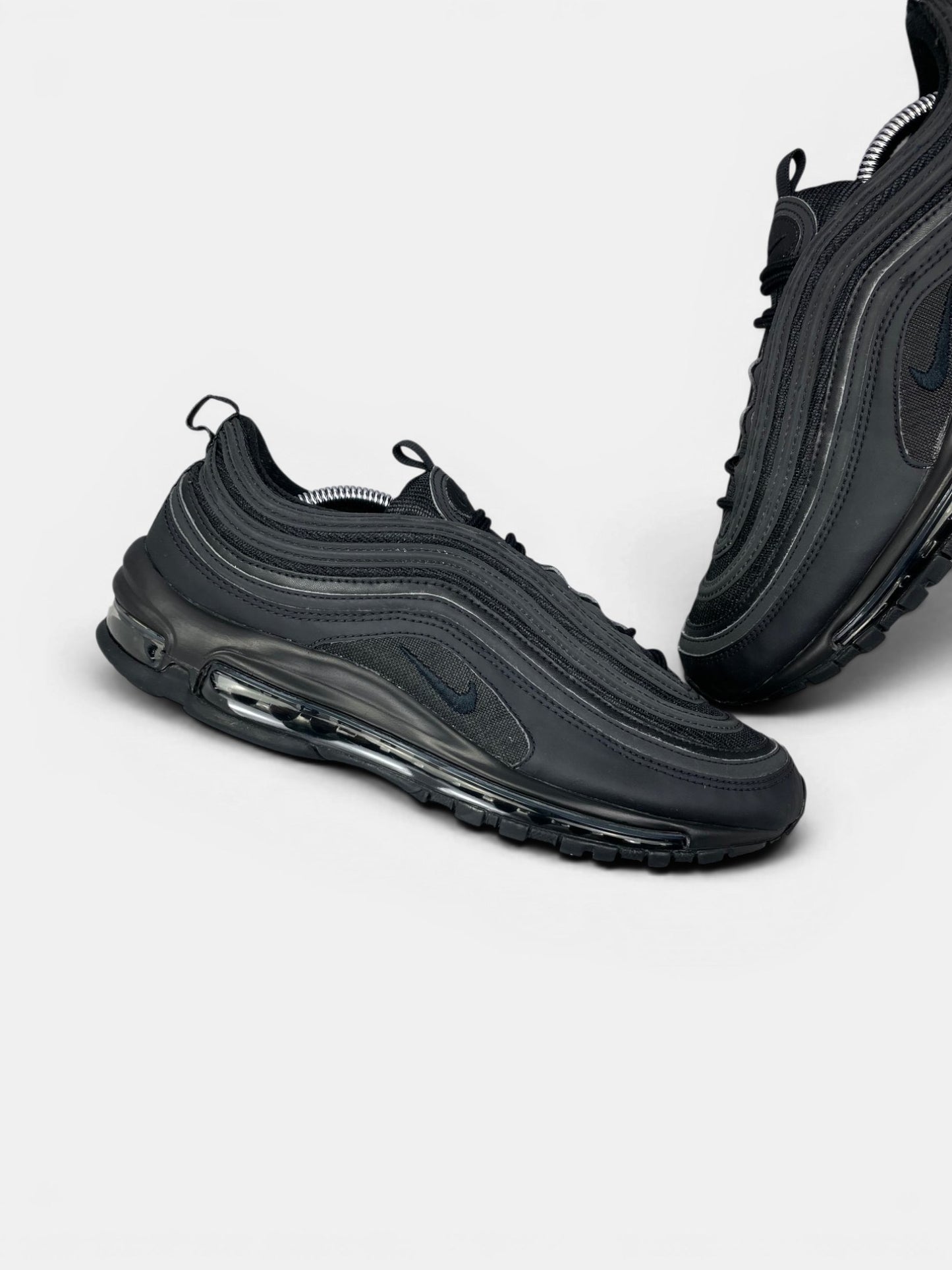 Nike Air Max 97 Triple Black AM97 Triple Black — buty sportowe męskie w bardzo dobrym stanie rozmiar 42, zewnętrzny panel lewego buta