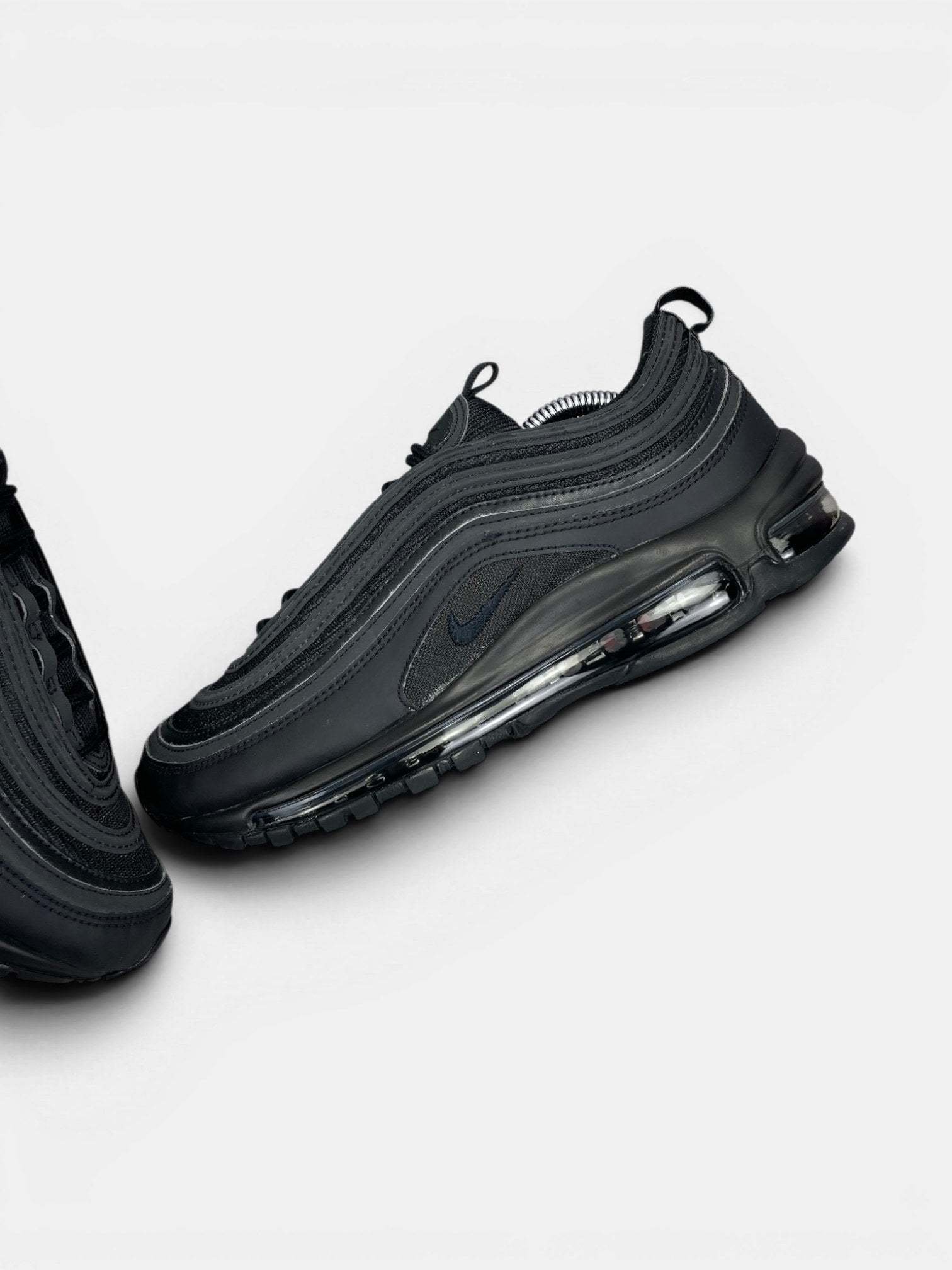 Nike Air Max 97 Triple Black AM97 Triple Black — buty sportowe męskie w bardzo dobrym stanie rozmiar 42, widok z góry na wewnętrzną stronę butów