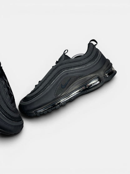 Nike Air Max 97 Triple Black AM97 Triple Black — buty sportowe męskie w bardzo dobrym stanie rozmiar 42, widok z góry na wewnętrzną stronę butów