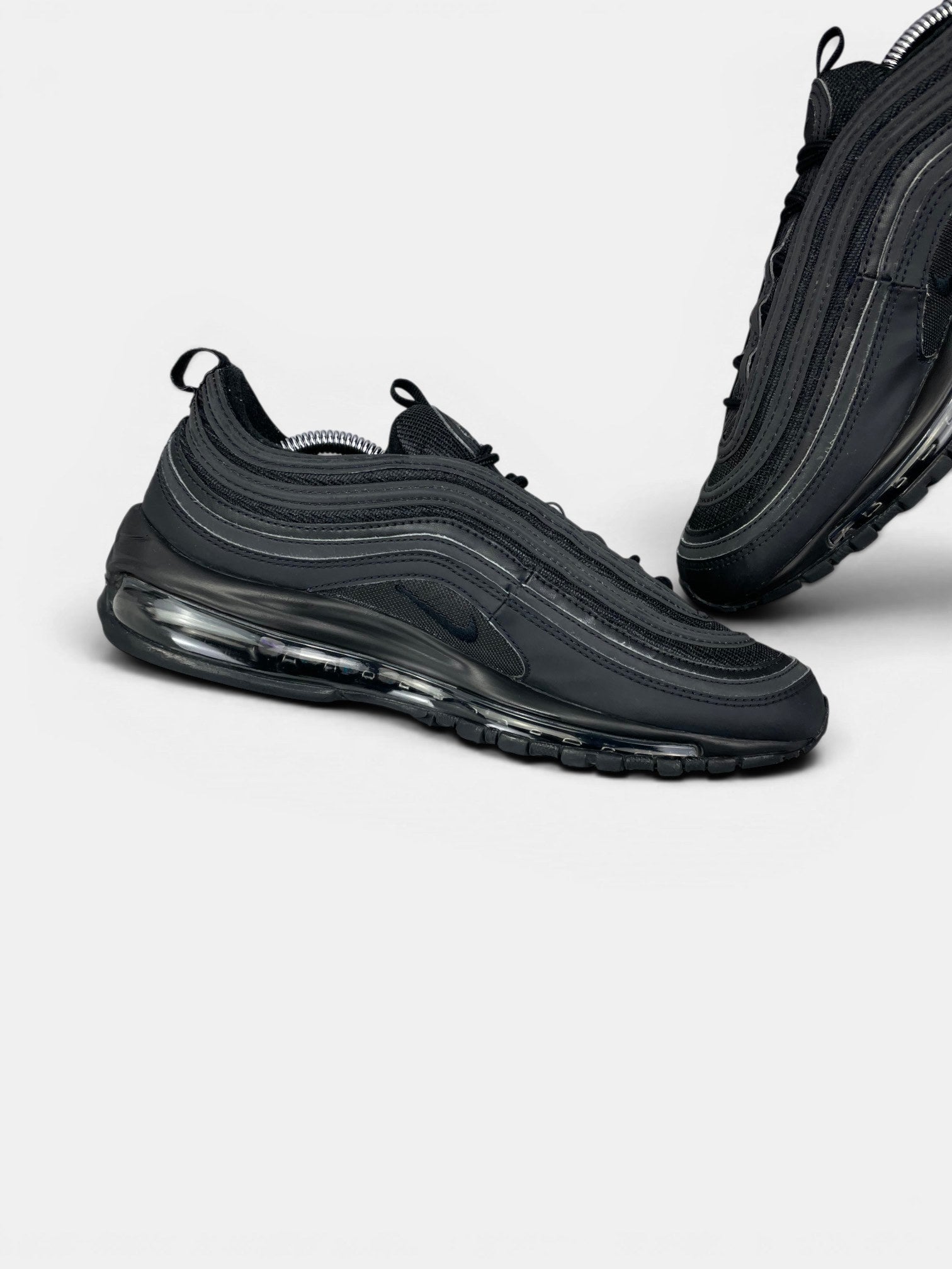 Nike Air Max 97 Triple Black AM97 Triple Black — buty sportowe męskie w bardzo dobrym stanie rozmiar 42, wewnętrzny panel lewego buta