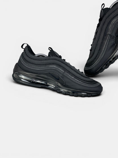 Nike Air Max 97 Triple Black AM97 Triple Black — buty sportowe męskie w bardzo dobrym stanie rozmiar 42, wewnętrzny panel lewego buta